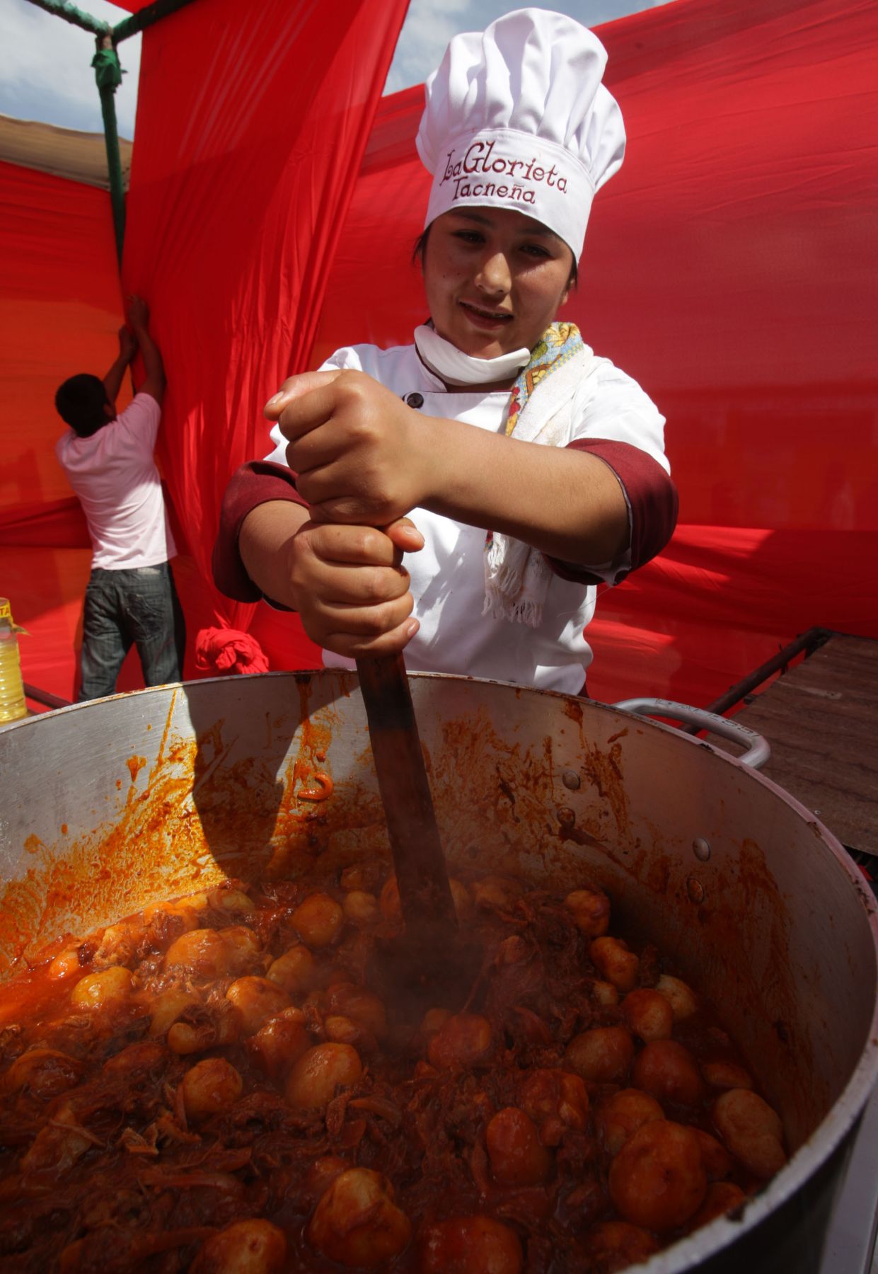 Preparación de platos típicos de Tacna en la  Feria Turística y Gastronómica" Perú Mucho Gusto", que se realiza en la ciudad de Tacna. Foto: ANDINA/Jack Ramón