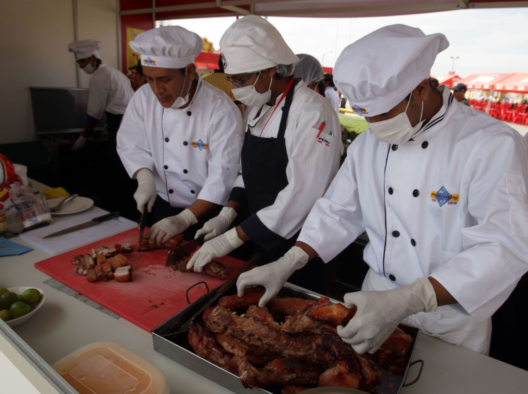 Chef de diferentes stands debieron trabajar duro para saciar el hambre de de miles de tacneños que visitaron la Feria Turística y Gastronómica Perú Mucho Gusto. Foto: ANDINA/Jack Ramón