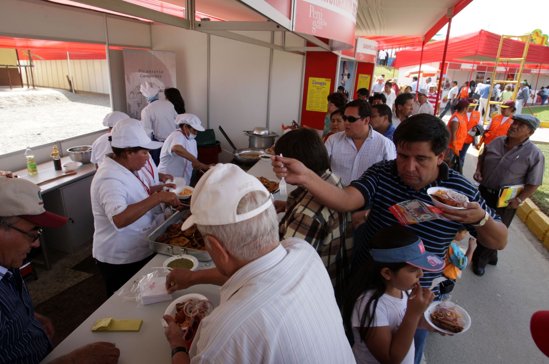 Miles de tacneños visitaron la Feria Turística y Gastronómica Perú Mucho Gusto en la ciudad de Tacna. Foto: ANDINA/Jack Ramón