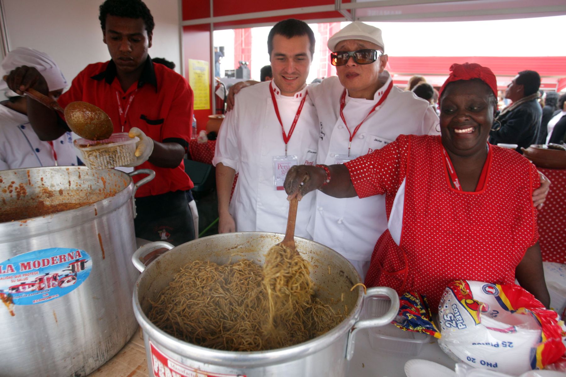 Los chefs peruanos Javier Wong, junto a Giacomo Bocchio, visita stands de la Feria Turística y Gastronómica Perú Mucho Gusto, en la ciudad de Tacna. Foto: ANDINA/Jack Ramón