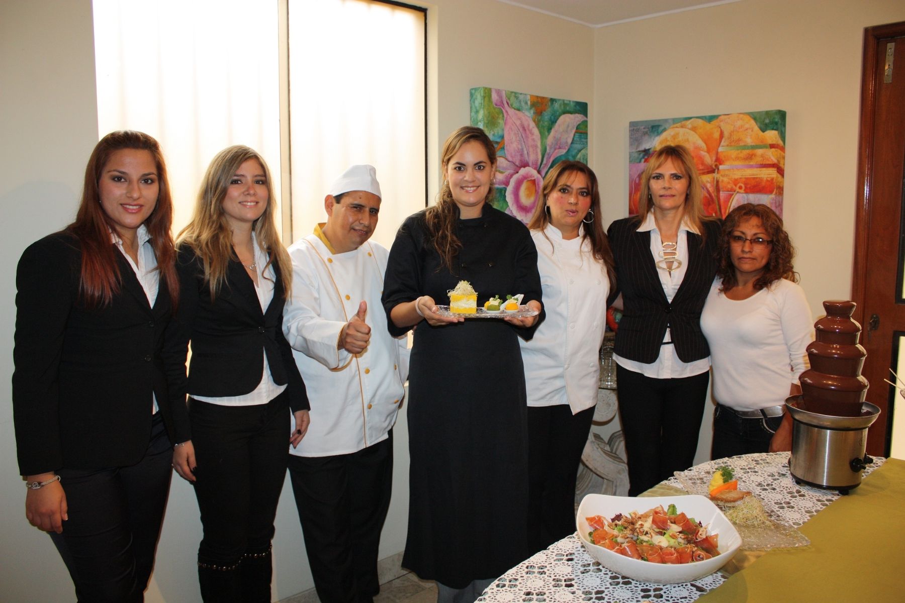 Integrantes del catering Ambrosía que prepararán la comida para los integrantes de Aerosmith y para su equipo técnico durante su estancia en el Perú. Foto: Difusión/Andina.