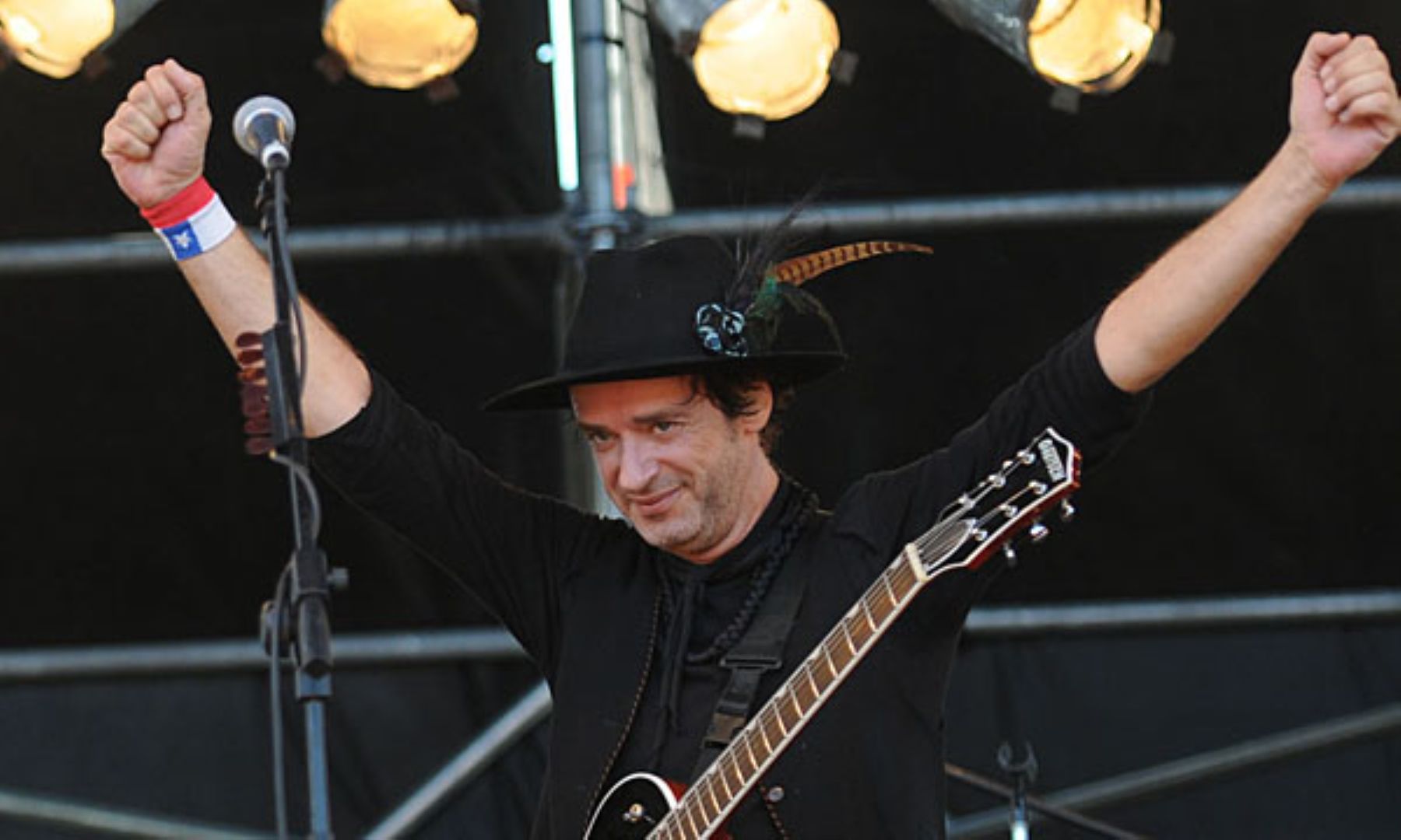 Gustavo Cerati inició viaje de retorno a su país, donde se espera supere pronto la etapa crítica en la que se encuentra. Foto: La Nación.