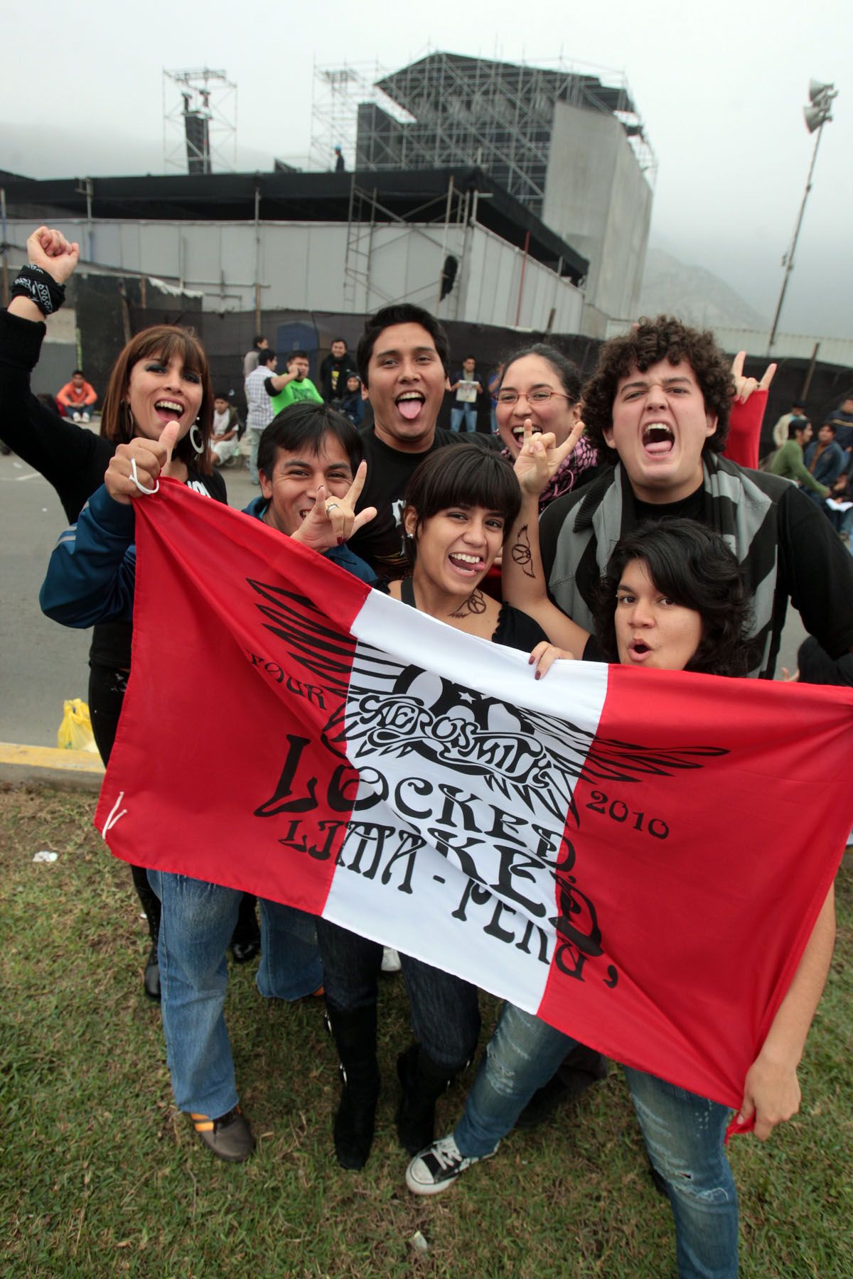 Fanáticos de la banda Aerosmith aguardan en las afueras del estadio Monumental, la hora decisiva del concierto. Foto: ANDINA/Juan Carlos Guzmán Negrini.