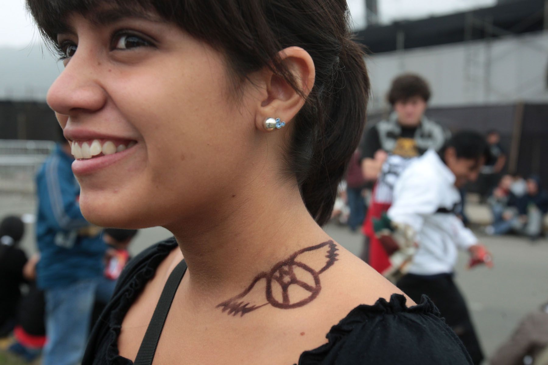 Fan de la banda Aerosmith, muestra el logo de la banda dibujado en su cuello, mientas aguarda la hora del concierto.Foto:ANDINA / Juan Carlos Guzmán Negrini.