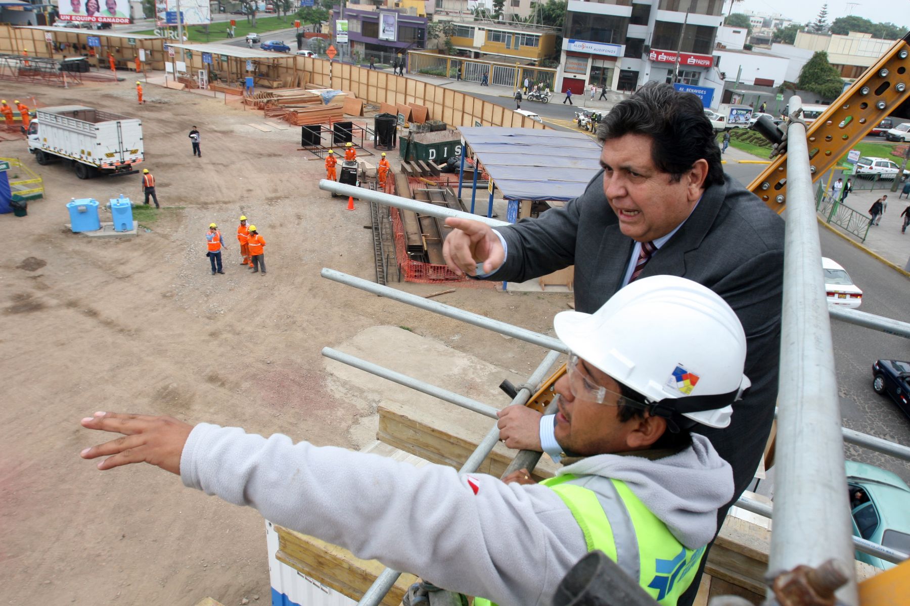 Presidente Alan García inspeccionó avance de obras del Tren Electrico. Foto:ANDINA/Héctor Vinces