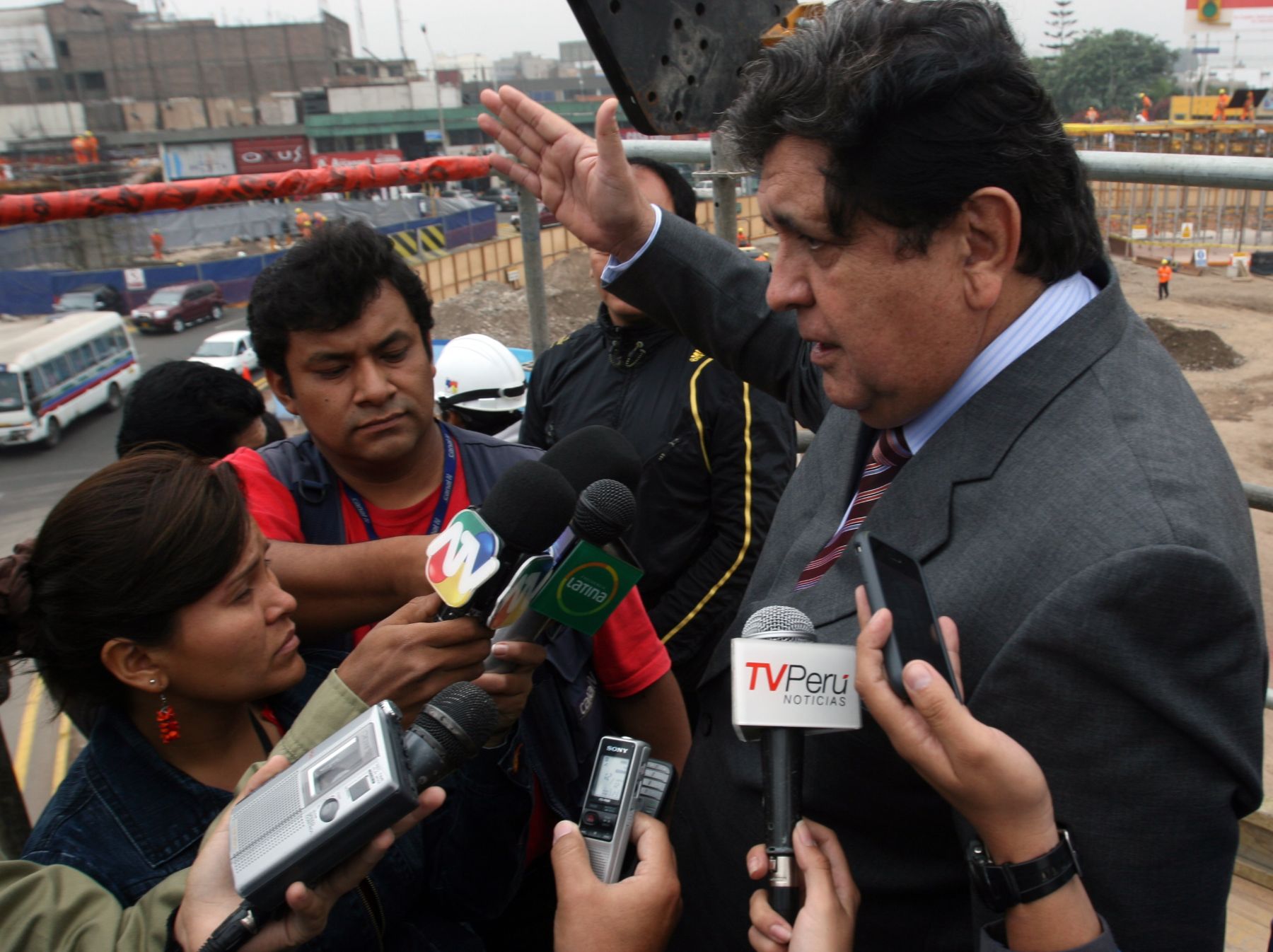 Presidente Alan Garcia inspeccionó el avance de las obras en el Tren Eléctrico. Foto:ANDINA/Héctor Vinces