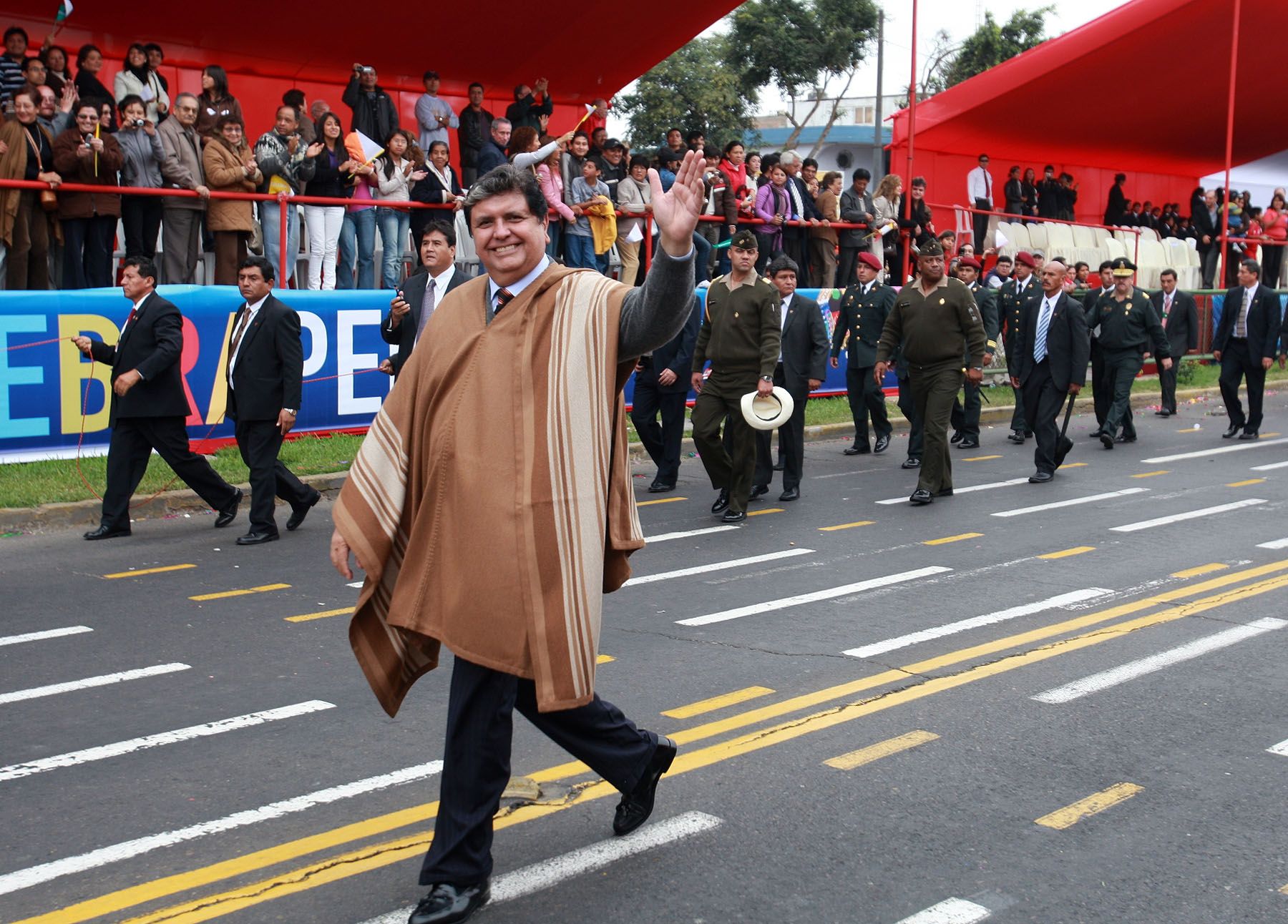 El presidente de la República,  Alan García Pérez, presencia el Gran Pasacalle Nacional CelebraPerú. 
Foto: ANDINA/Carlos Lezama