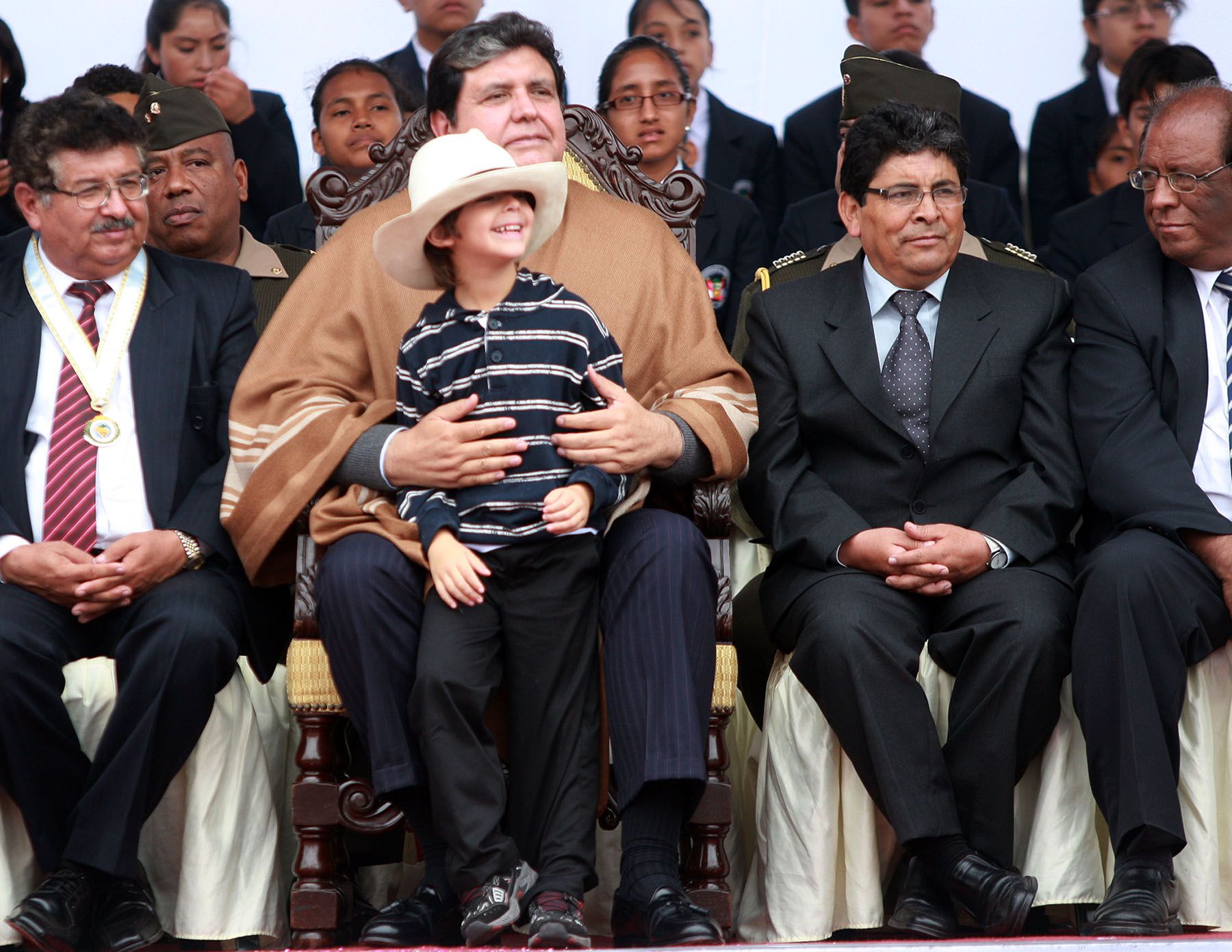 El presidente de la República,  Alan García Pérez, presencia el Gran Pasacalle Nacional CelebraPerú. 
Foto: ANDINA/Carlos Lezama
