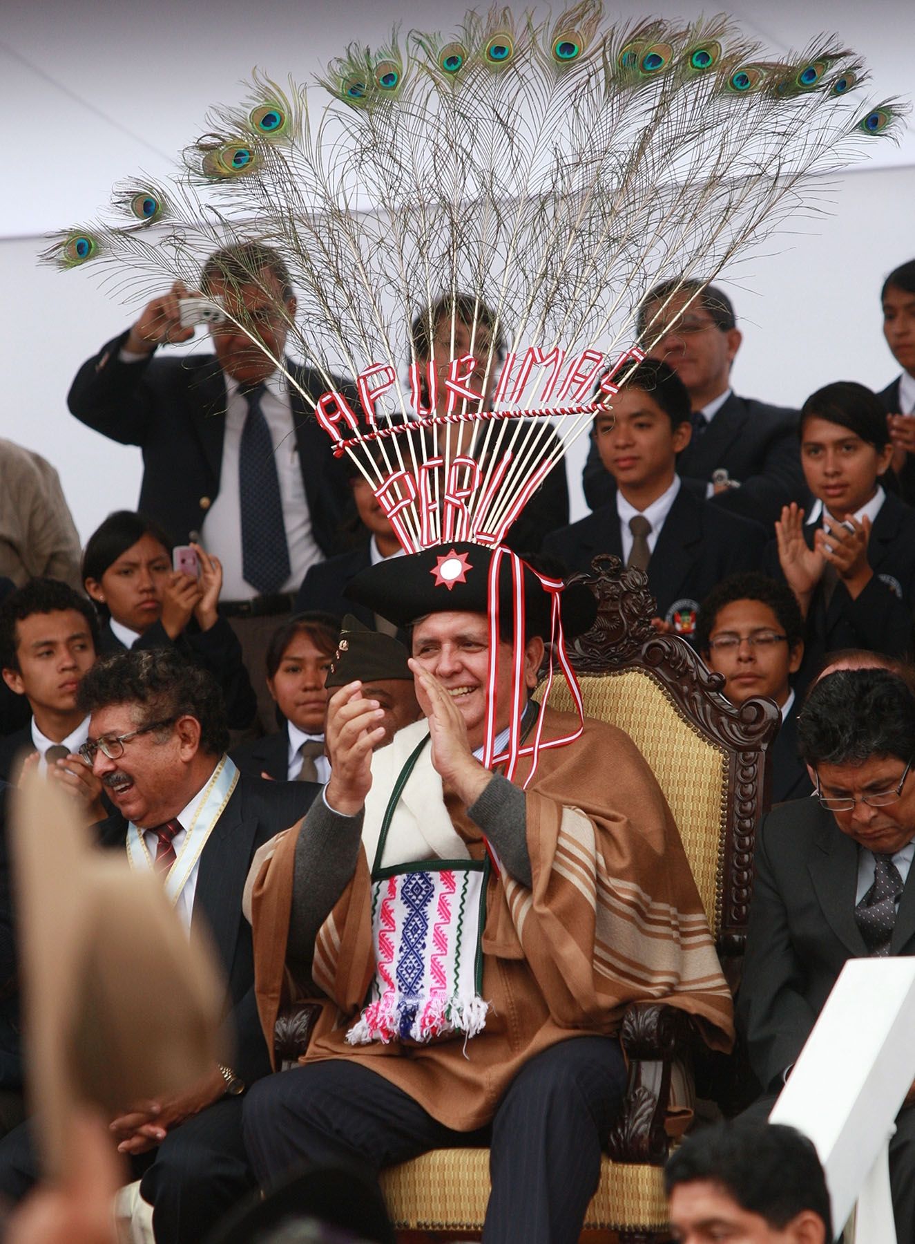 El presidente de la República,  Alan García Pérez, presencia el Gran Pasacalle Nacional "CelebraPerú". 
Foto: ANDINA/Carlos Lezama