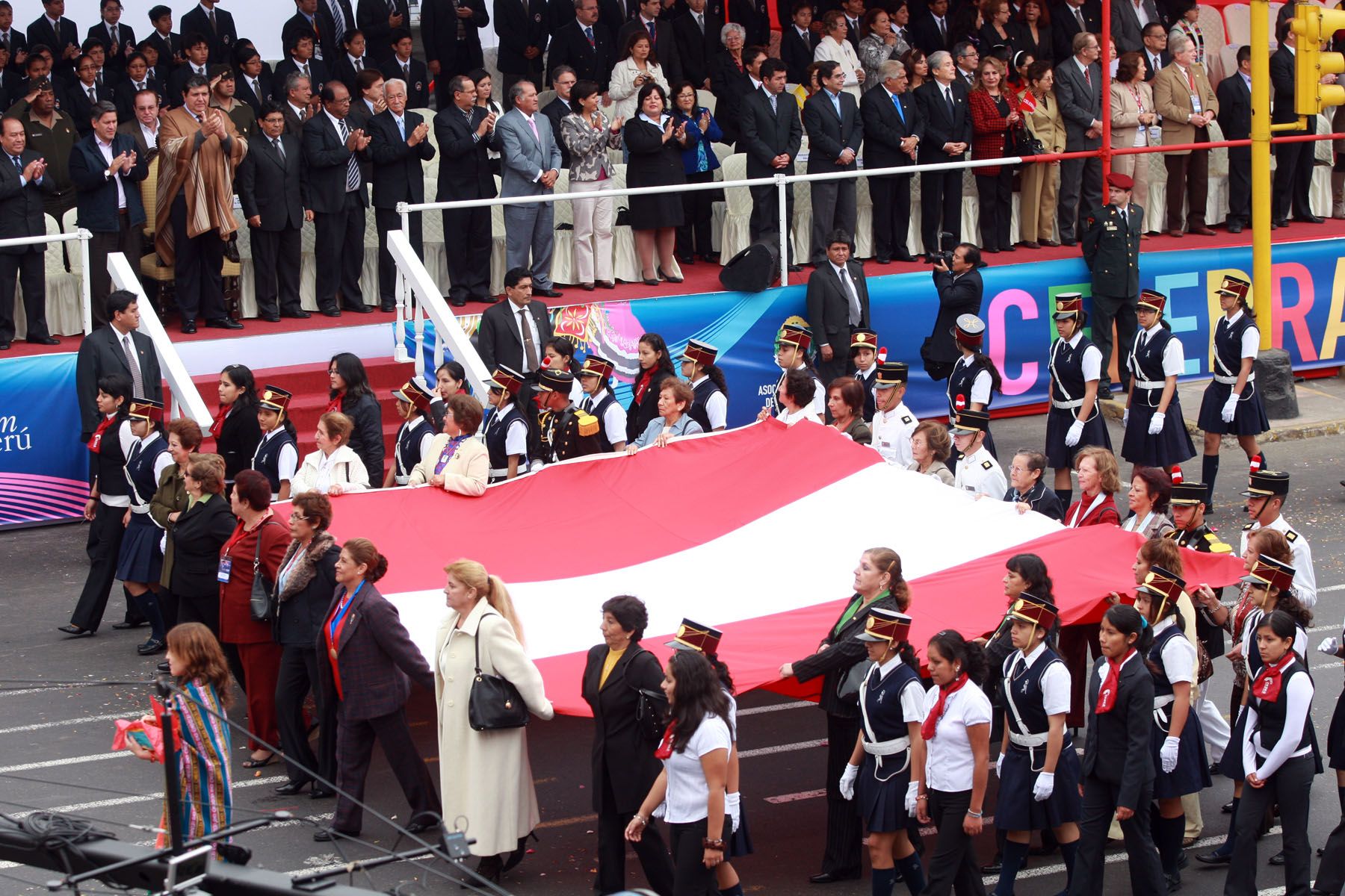 El presidente de la República,  Alan García Pérez, presencia el Gran Pasacalle Nacional CelebraPerú. 
Foto: ANDINA/Carlos Lezama