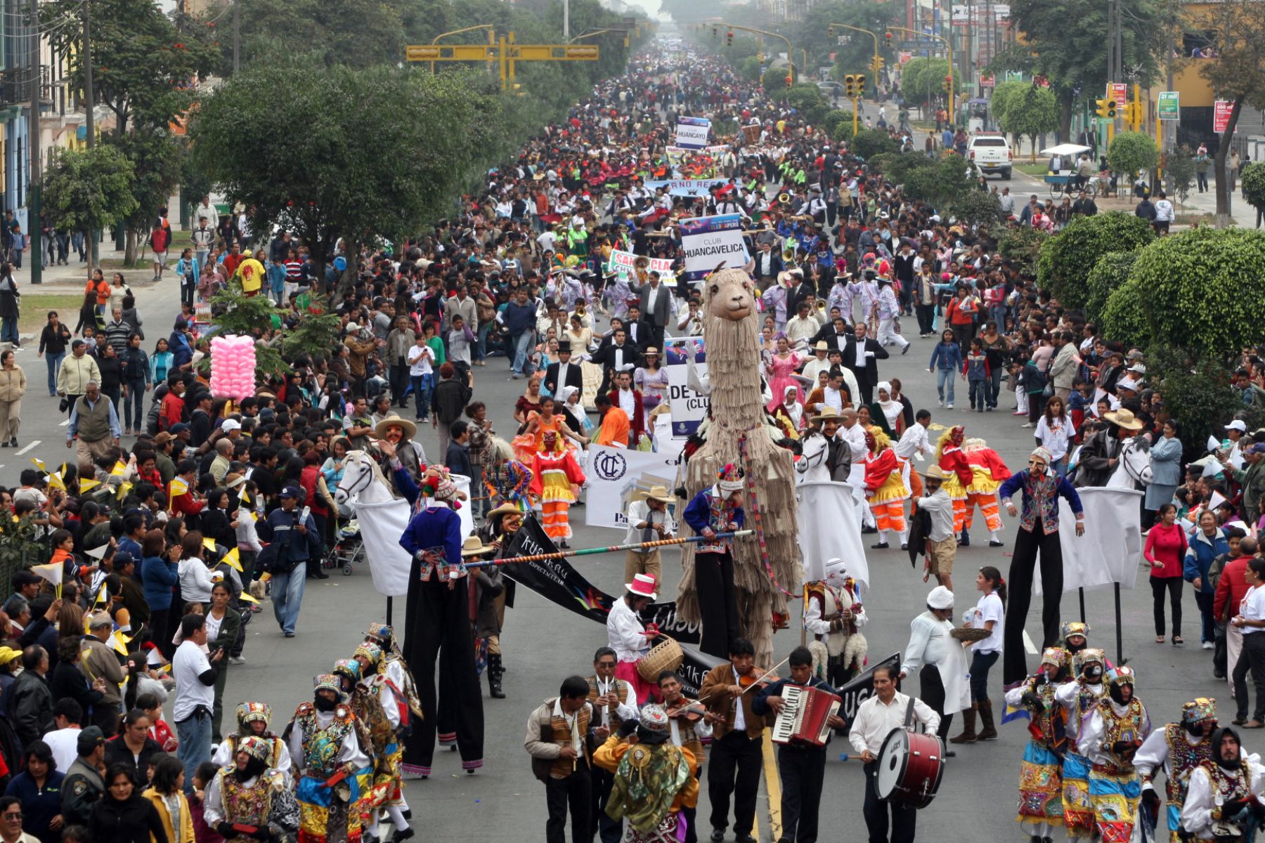 Gran pasacalle "Celebra Perú", recorre avenida Brasil. 
Foto: ANDINA/Rocío Farfán