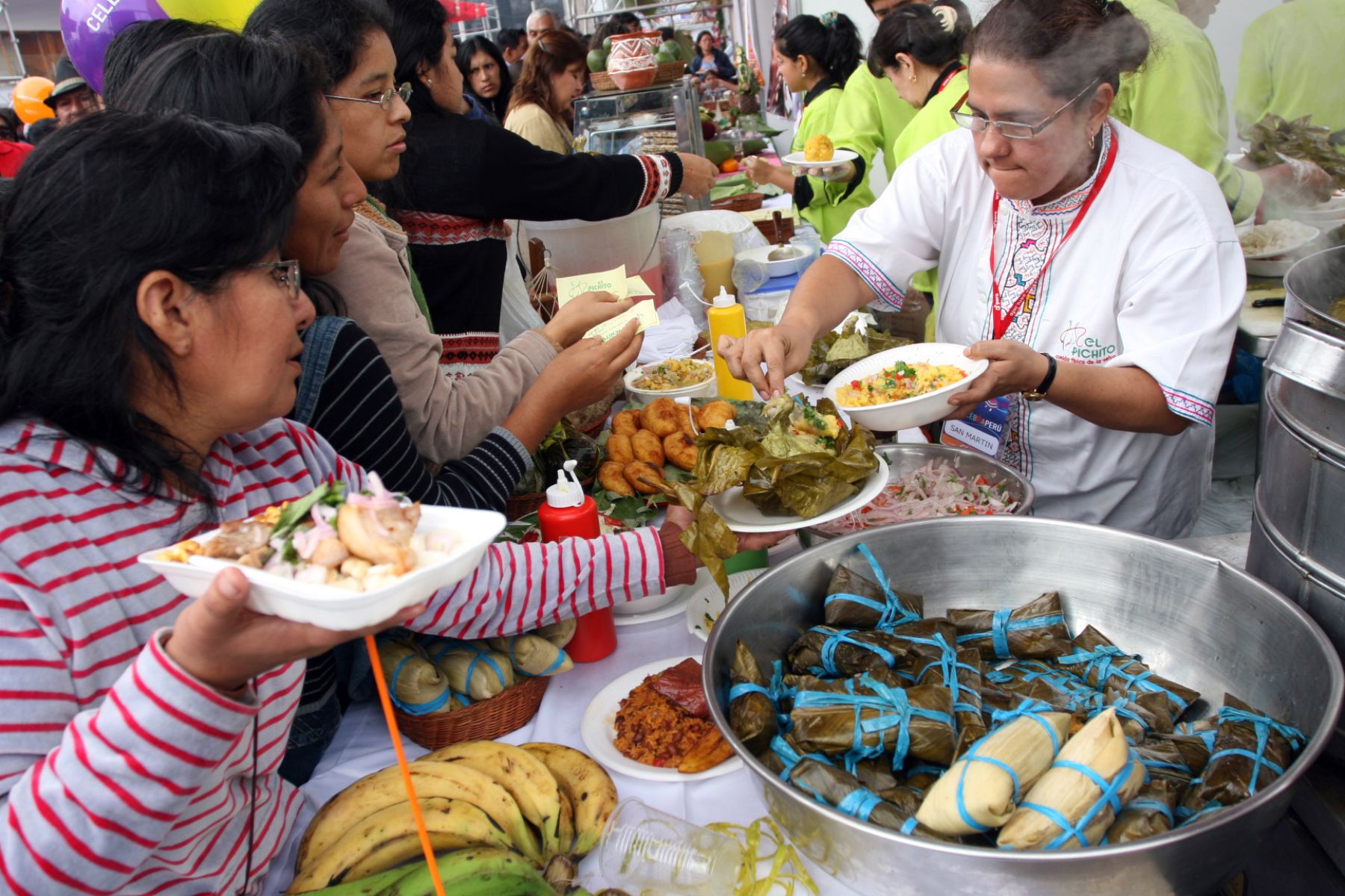 Feria Gastronómica "Celebra Perú" en la avenida De la Peruanidad. 
Foto:ANDINA/Rocío Farfán.