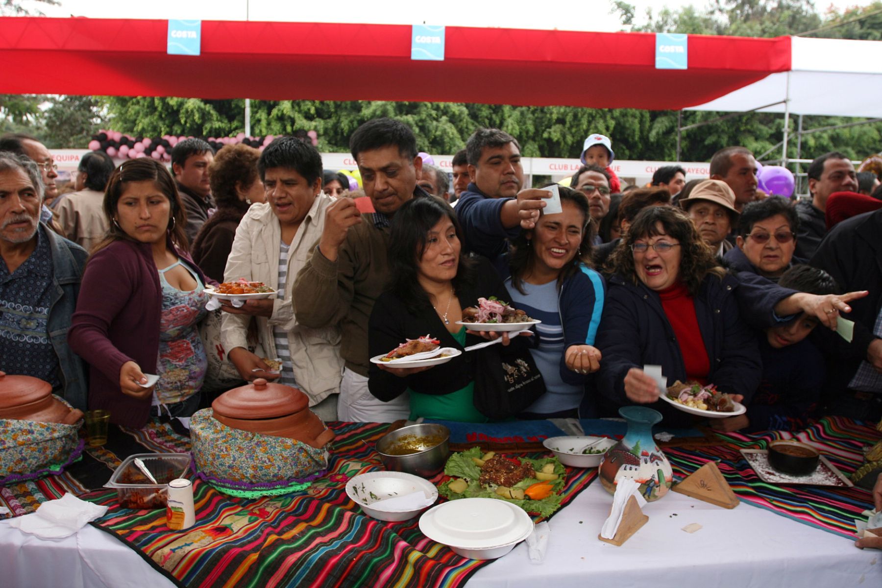 Feria Gastronómica "Celebra Perú" en la avenida De la Peruanidad. 
Foto:ANDINA/Rocío Farfán.