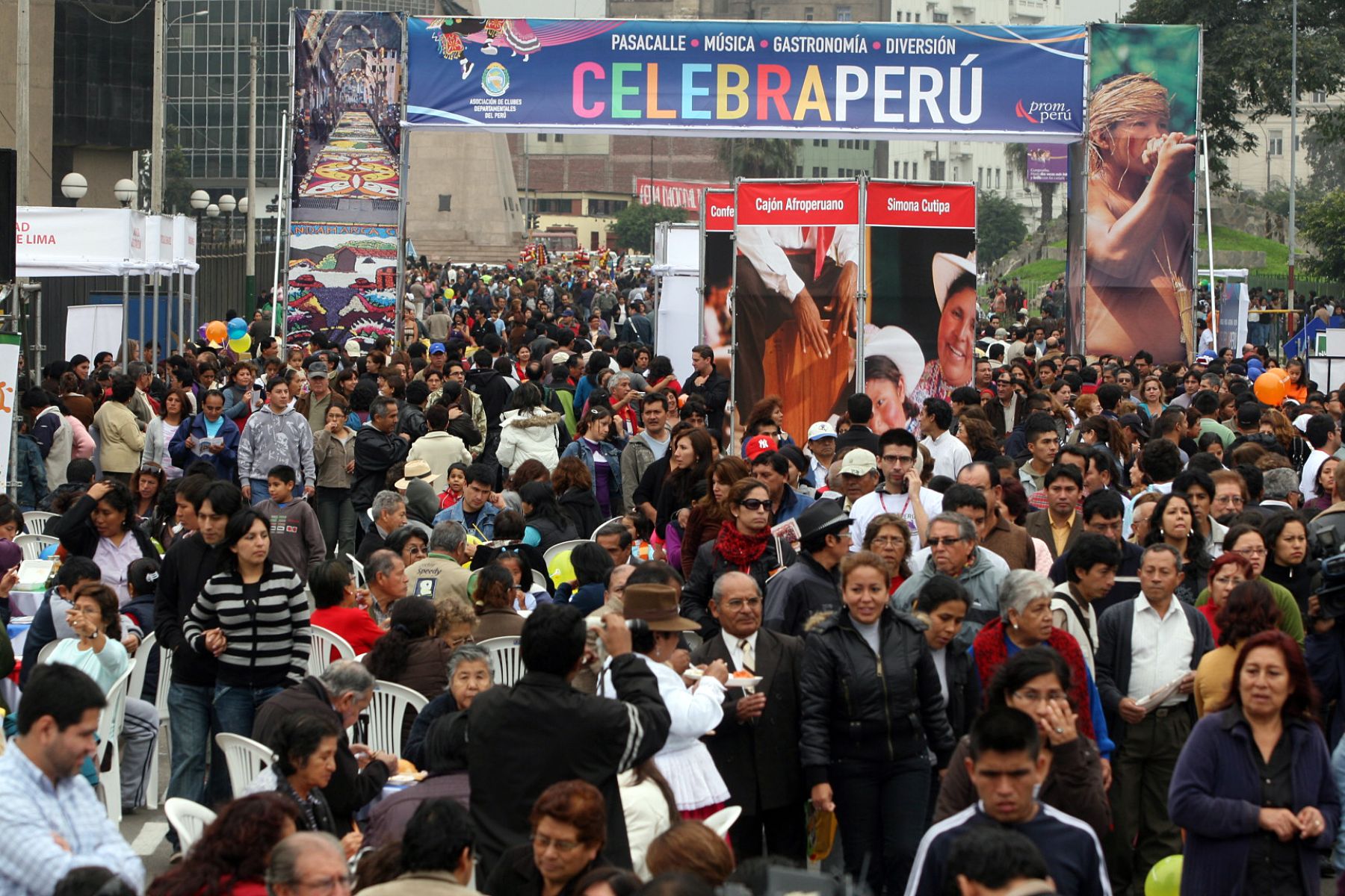 Feria Gastronómica "Celebra Perú" en la avenida De la Peruanidad. 
Foto:ANDINA/Rocío Farfán.