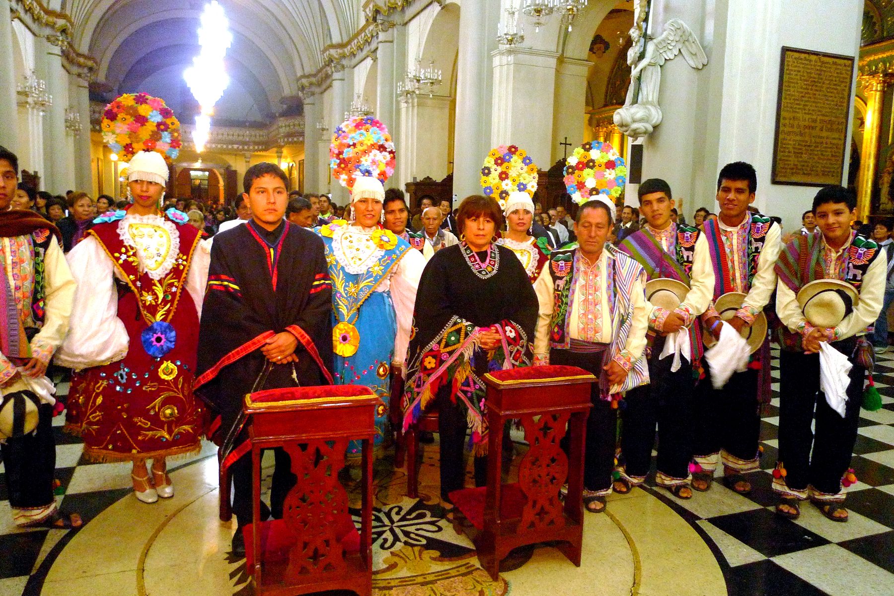 Seguidores y artistas participan en un homenaje a Pastorita Huaracina realizado en el Cercado de Lima por el noveno aniversario de su fallecimiento, recordando el legado cultural que dejó en la música folclórica peruana. Foto: ANDINA/Rossana Salcedo.