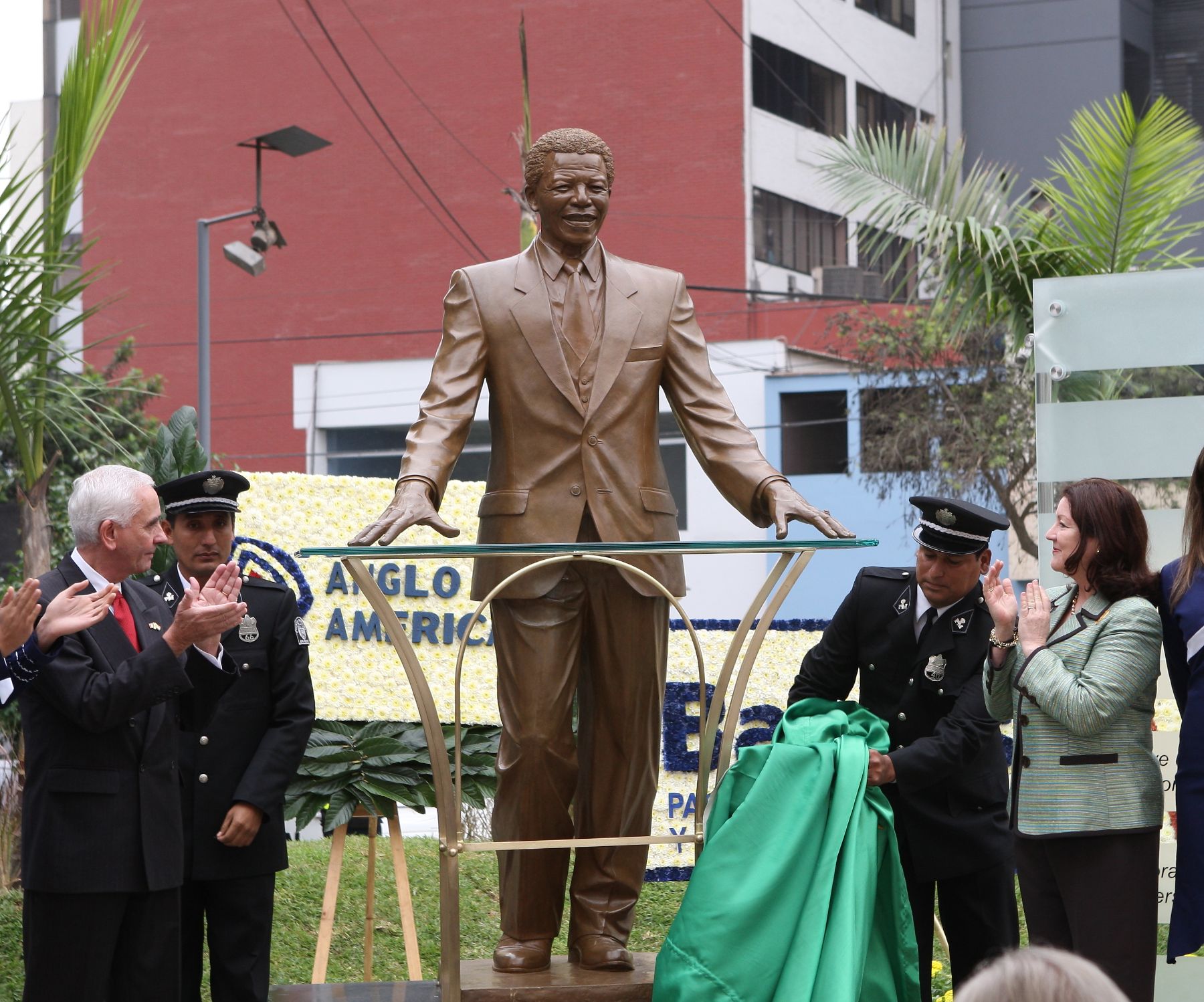Efigie del ex presidente de Sudáfrica Nelson Mandela, erigido en el distrito de San Isidro. Foto: ANDINA/Norman Córdova.