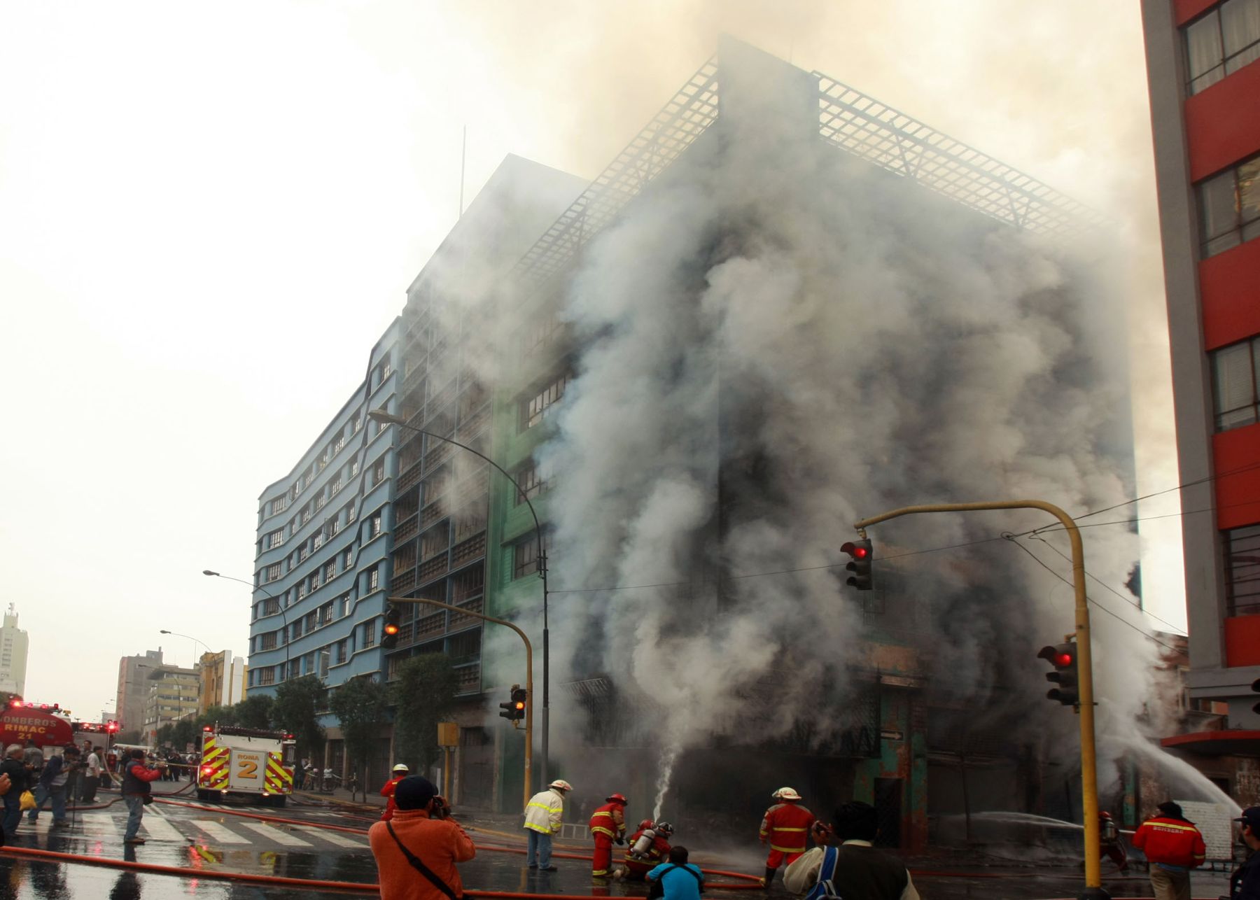 Incendio consumió parte de un edificio en el Centro de Lima sin dejar