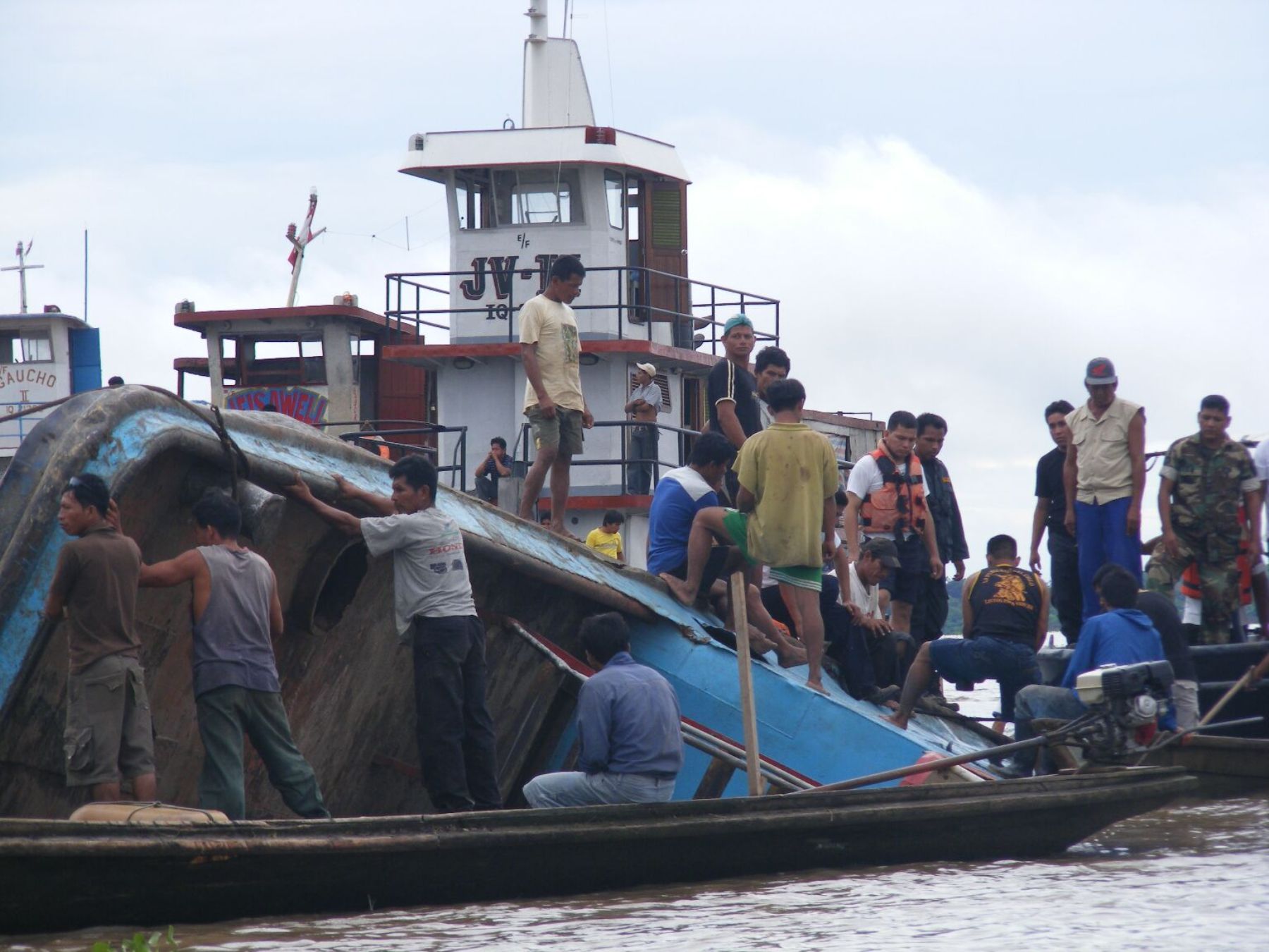 Hundimiento de motonave en el río Amazonas, a la altura del caserío Santa Rosa, en el distrito de Indiana, en Loreto. Foto: ANDINA