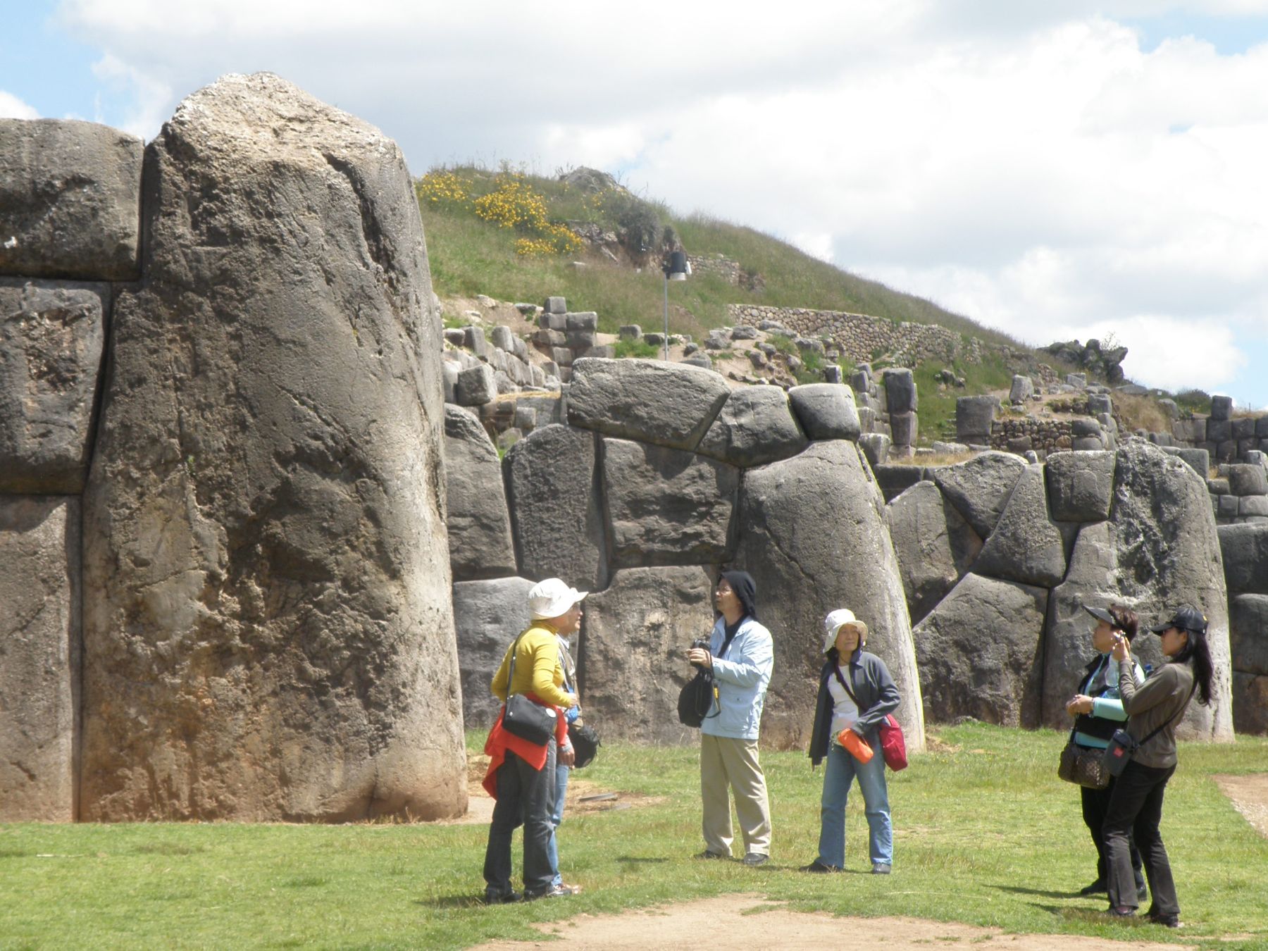 Turistas en fortaleza de Sacsayhuamán. Foto: ANDINA/Percy Hurtado.