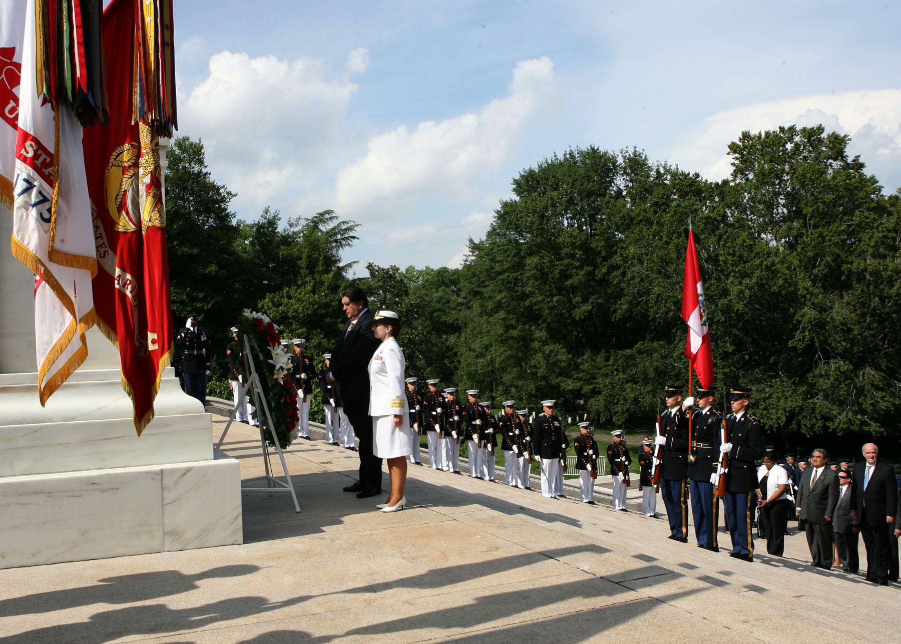 President Garcia pays tribute to U.S. unknown heroes. Photo: Sepres.