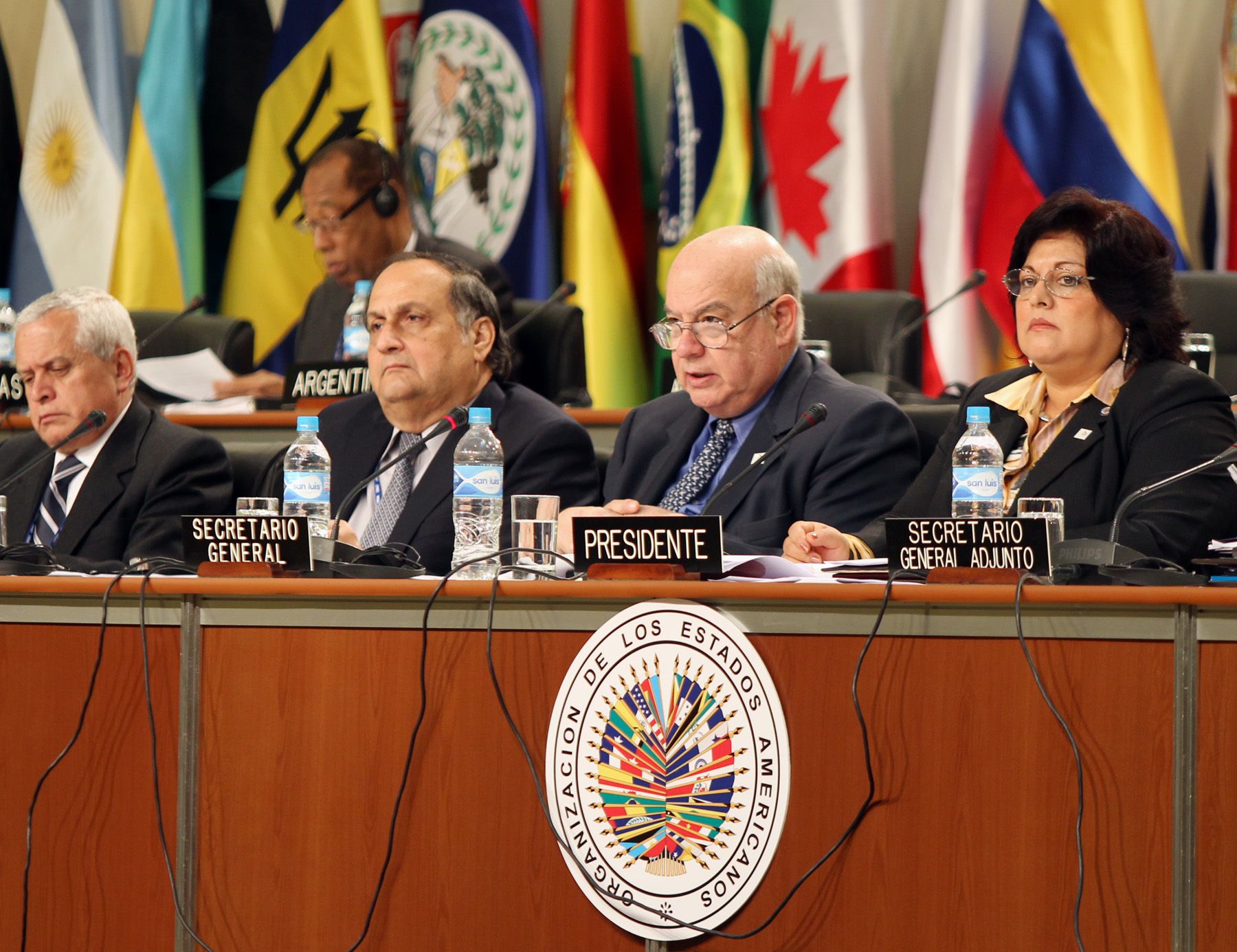 El secretario general de la OEA, José Miguel Insulza y la ministra de Trabajo y Promoción del Empleo, Manuela  Garcia exponen en el dialogo de jefes de delegacion en el 40 Asamblea General de la OEA. Foto: ANDINA/Carlos Lezama.