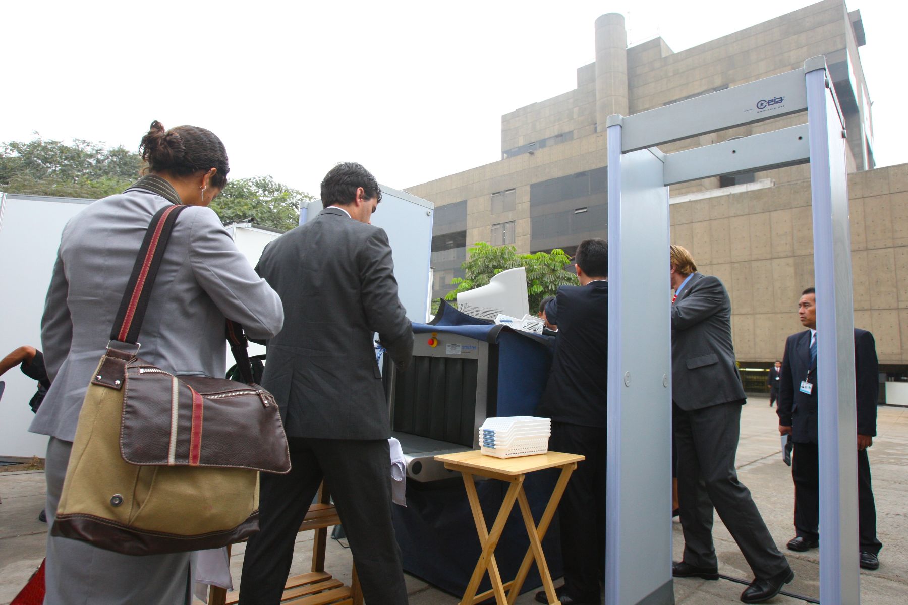 Fuertes medidas de seguridad al ingreso del Museo de la Nación en el marco de la 40 Asamblea de la OEA.   
Foto: ANDINA/Piero Vargas