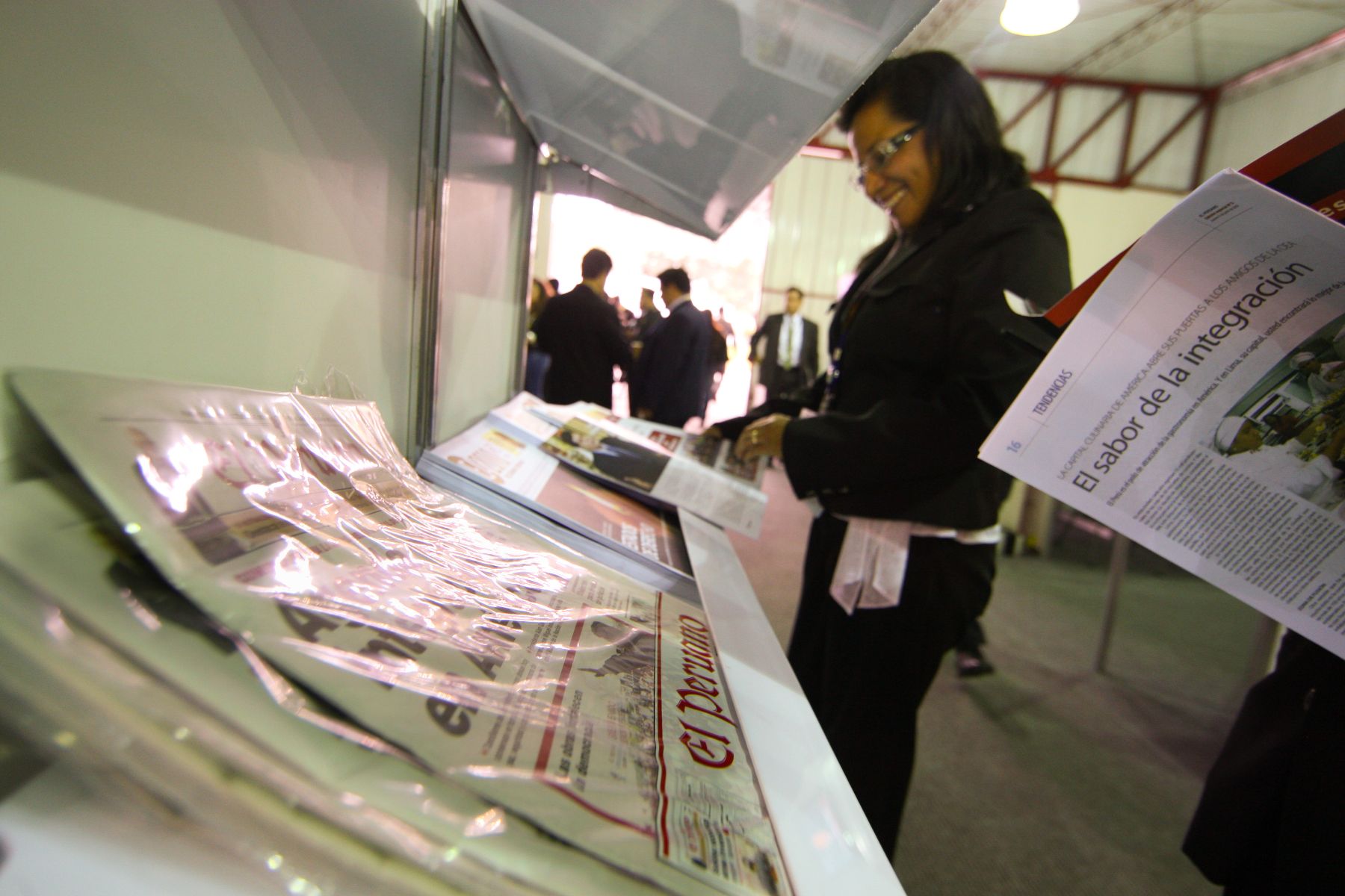 Diarios de cortesía en la sala de prensa instalada en el Museo de la Nación, en el marco de la 40 Asamblea General de la OEA. Foto: ANDINA/Piero Vargas.