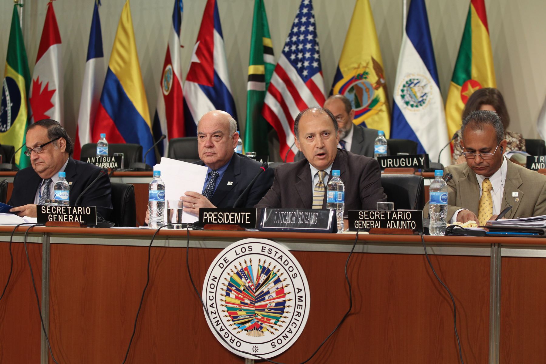 Ministro de la Producción, José Gonzales, preside el diálogo entre Jefes de Delegación con representantes del Foro Privado. Foto: ANDINA/Carlos Lezama.