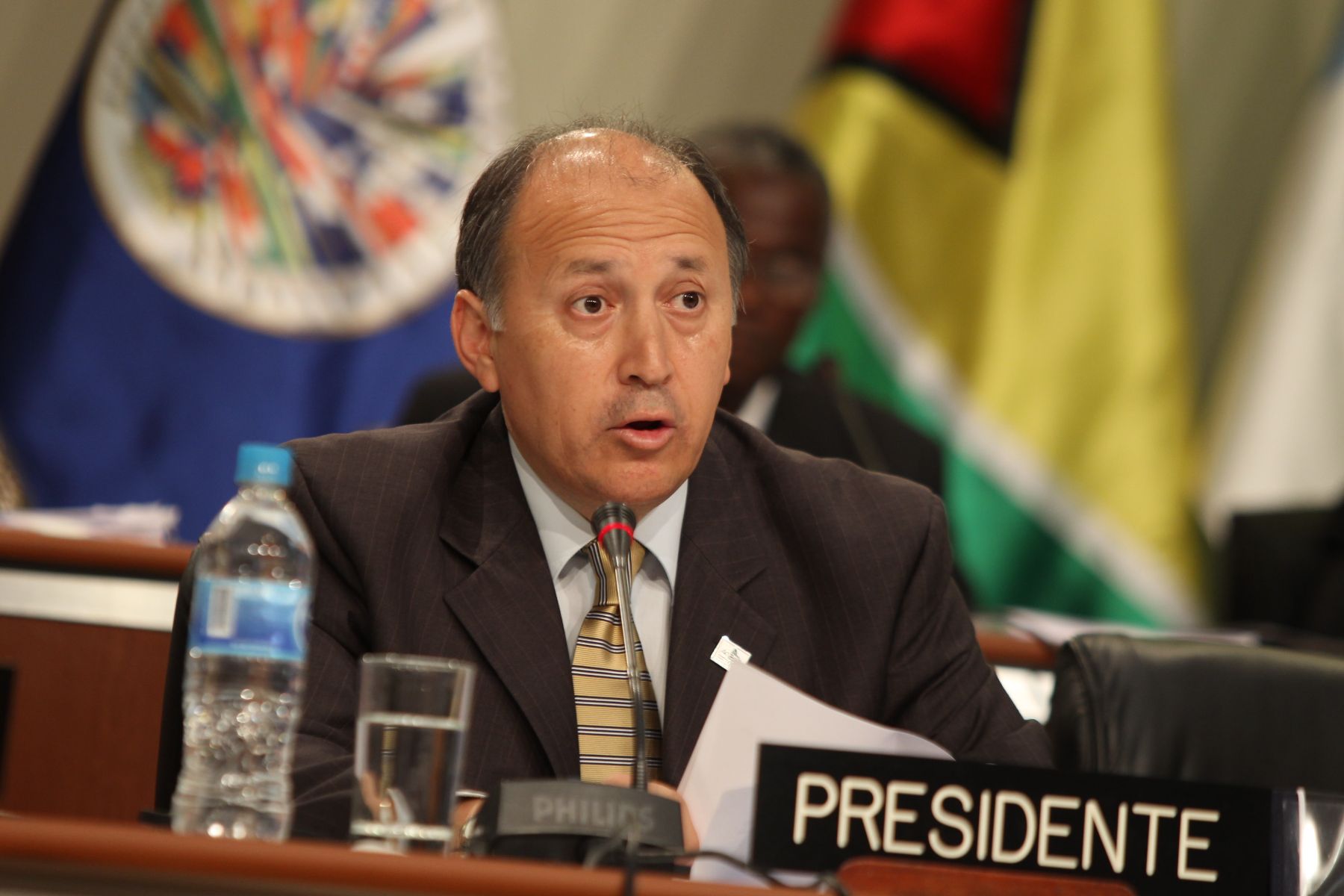 Ministro de la Producción, José Gonzales, preside el diálogo entre Jefes de Delegación con representantes del Foro Privado. Foto: ANDINA/Carlos Lezama.
