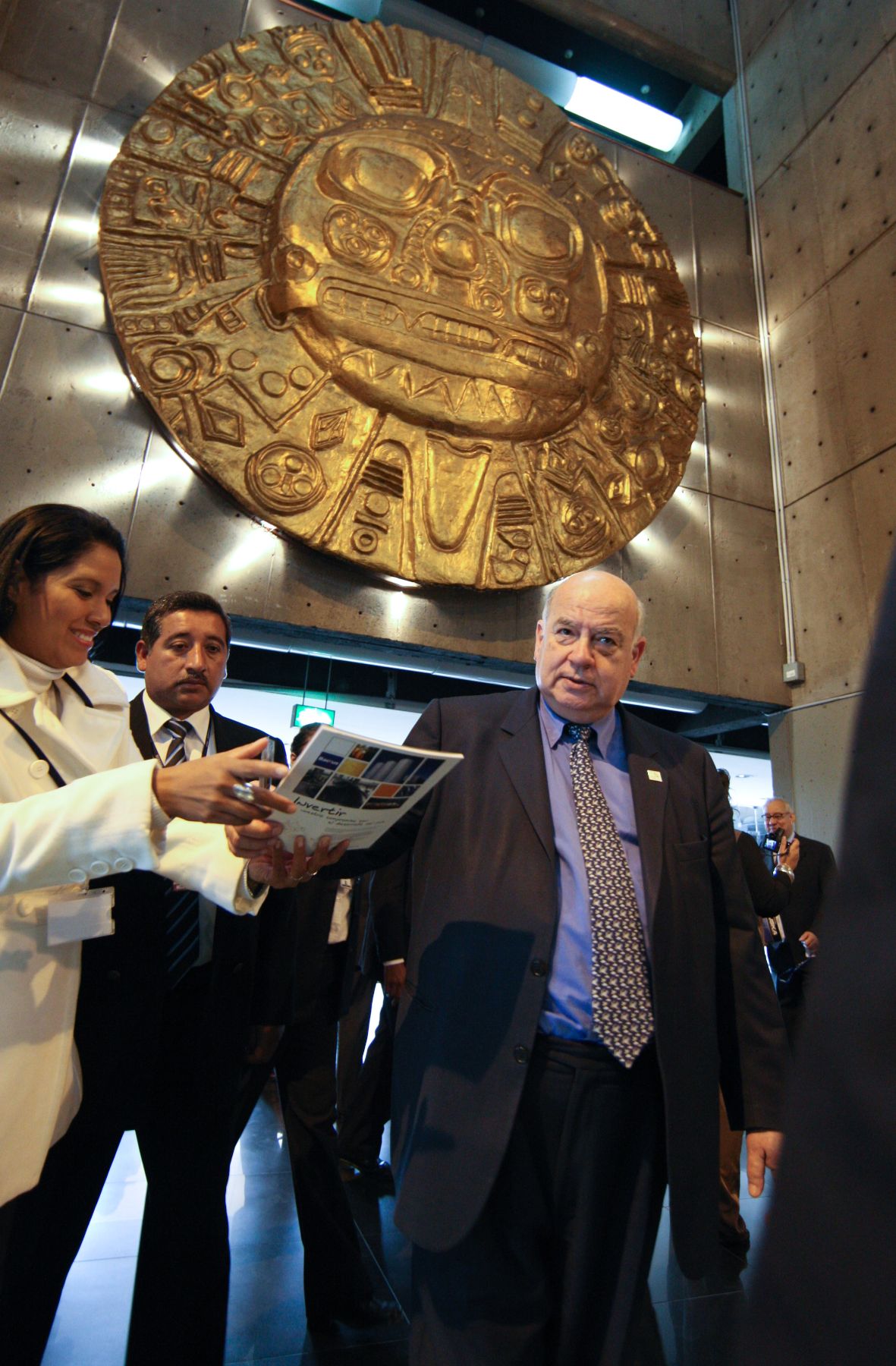 Secretario General de la OEA, José Miguel Insulza, se retira luego de participar en reunión con representantes del Foro de Sociedad Civil. 
Foto: ANDINA/Piero Vargas