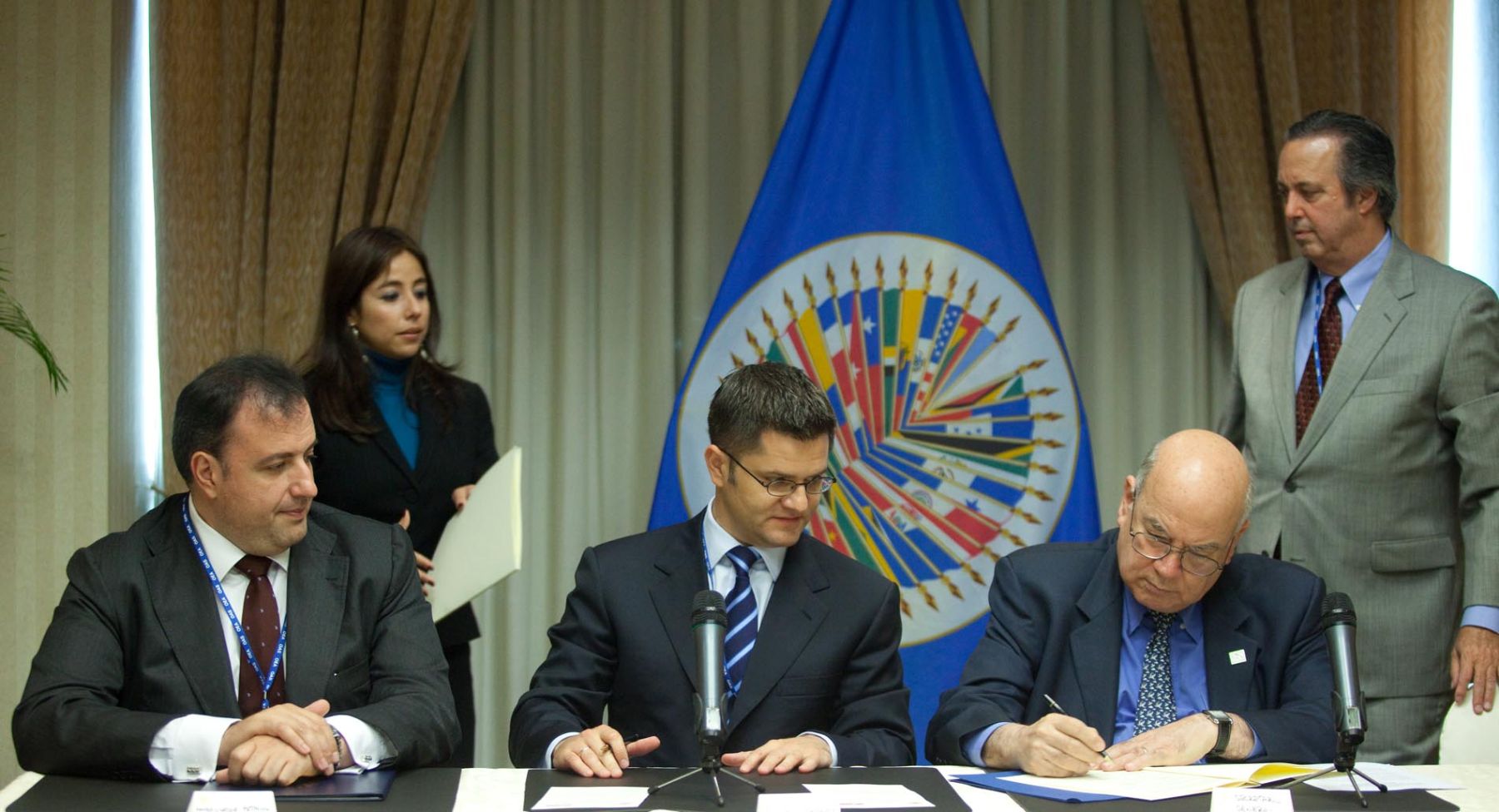 El ministro de Relaciones Exteriores de Servia, Duk Jeremic y el Secretario General de la OEA, José Miguel Insulza, firman Memorandum de Entendimiento.  
Foto: ANDINA/Alberto Orbegoso