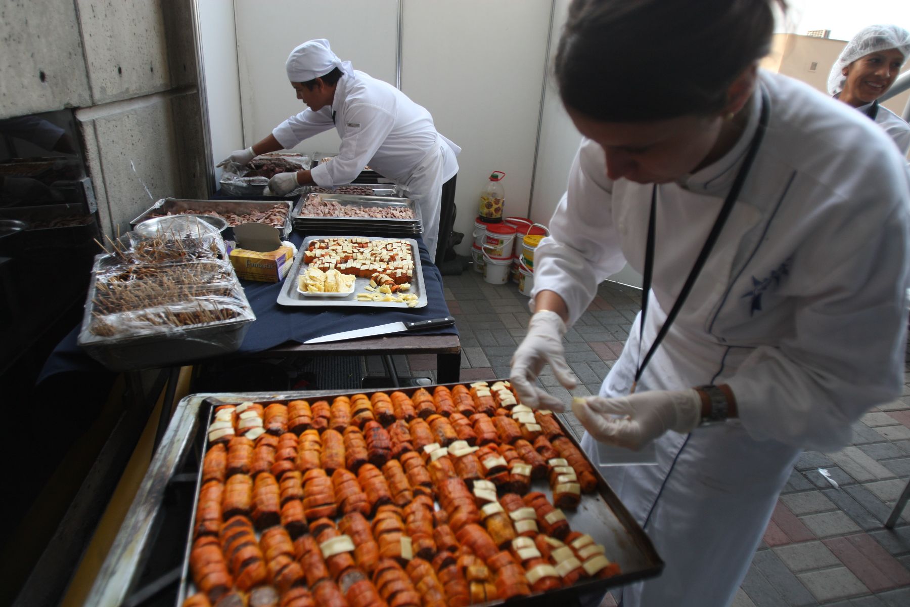 Ultimos detalles del buffet en base a la gastronomia peruana, que se servirá esta noche tras la inauguración de la 40 Asamblea General de la OEA, en el Museo de la Nación de Lima. Foto: ANDINA/ Piero Vargas