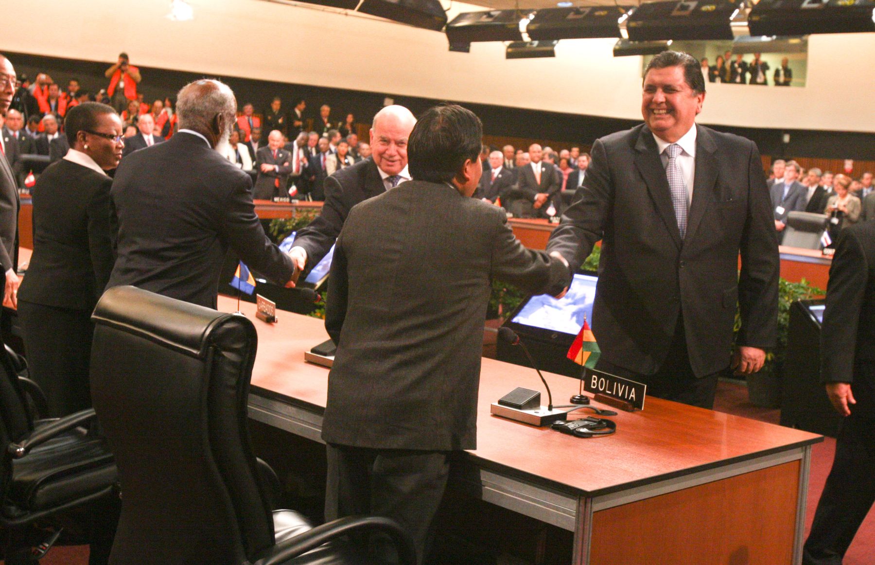 El Presidente Alan García saluda a los cancilleres asistentes a la ceremonia inaugural de la 40 Asamblea General de la OEA, en el Museo de la Nación. Foto: ANDINA/Piero Vargas