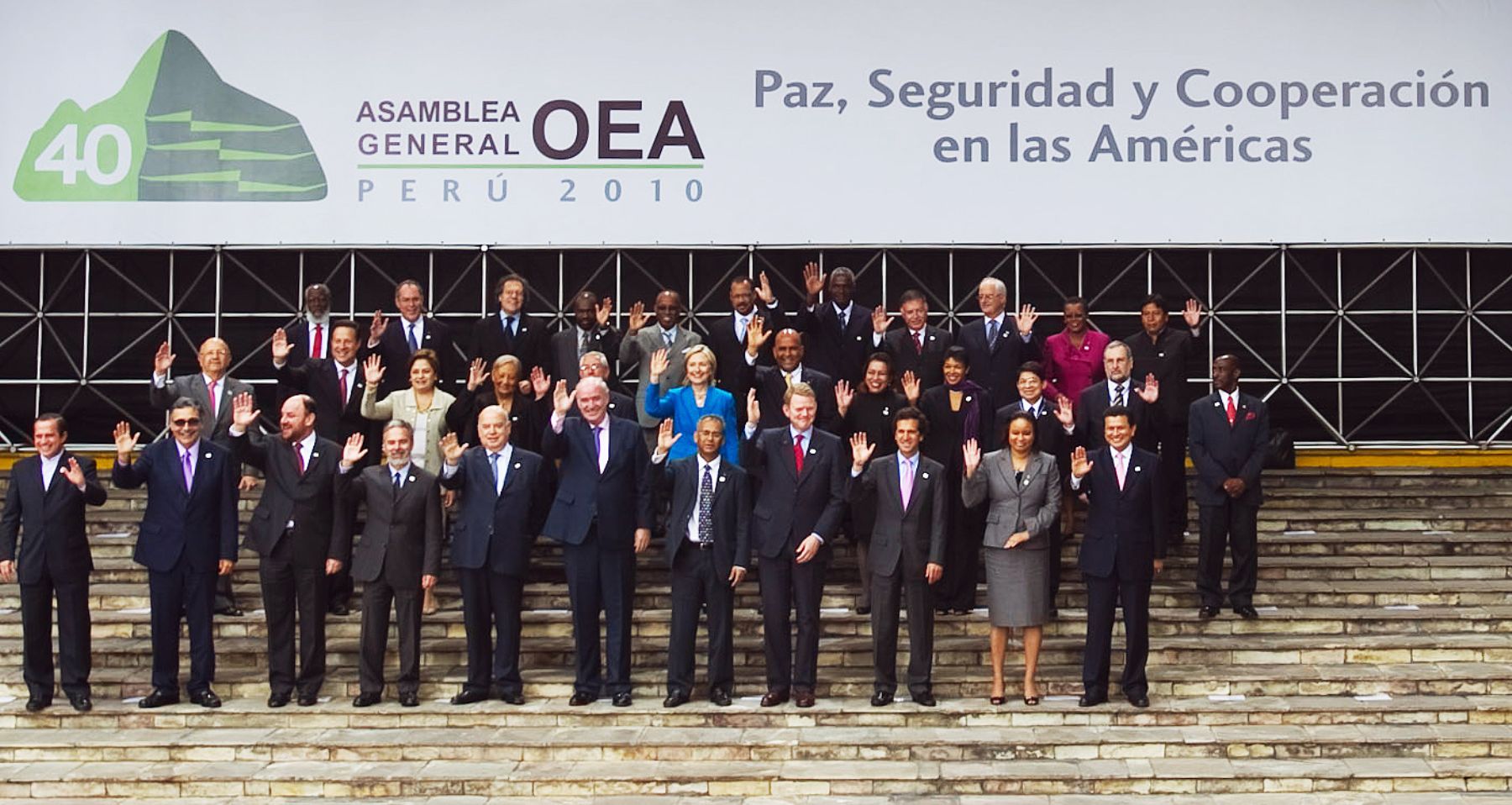 Fotografía oficial de los cancilleres y jefes de delegación asistentes a la 40 Asamblea General de la OEA, en el Museo de la Nación de Lima. 
Foto: ANDINA/Carlos Lezama.