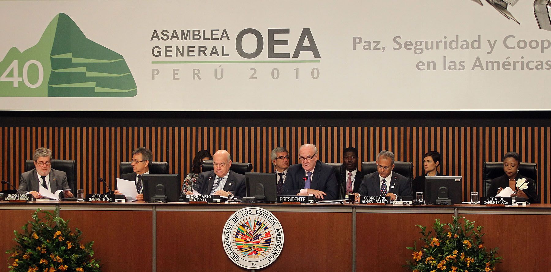 El Canciller José Antonio García Belaunde, preside la Primera Sesión Plenaria de la 40 Asamblea General de la OEA, en el Museo de la Nación.
Foto: ANDINA/Carlos Lezama