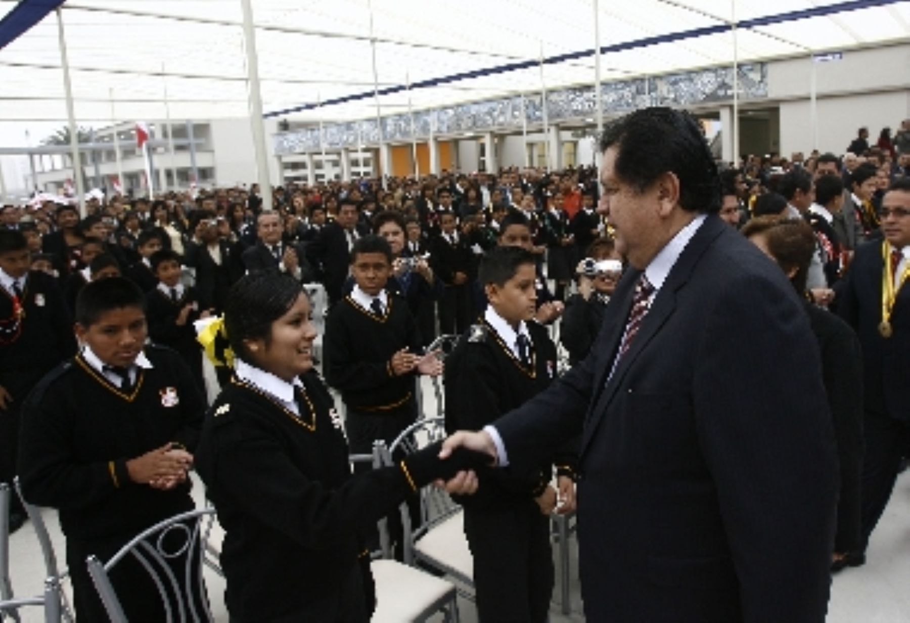 Presidente Alan García en colegio Mariano Melgar. Foto: Sepres.