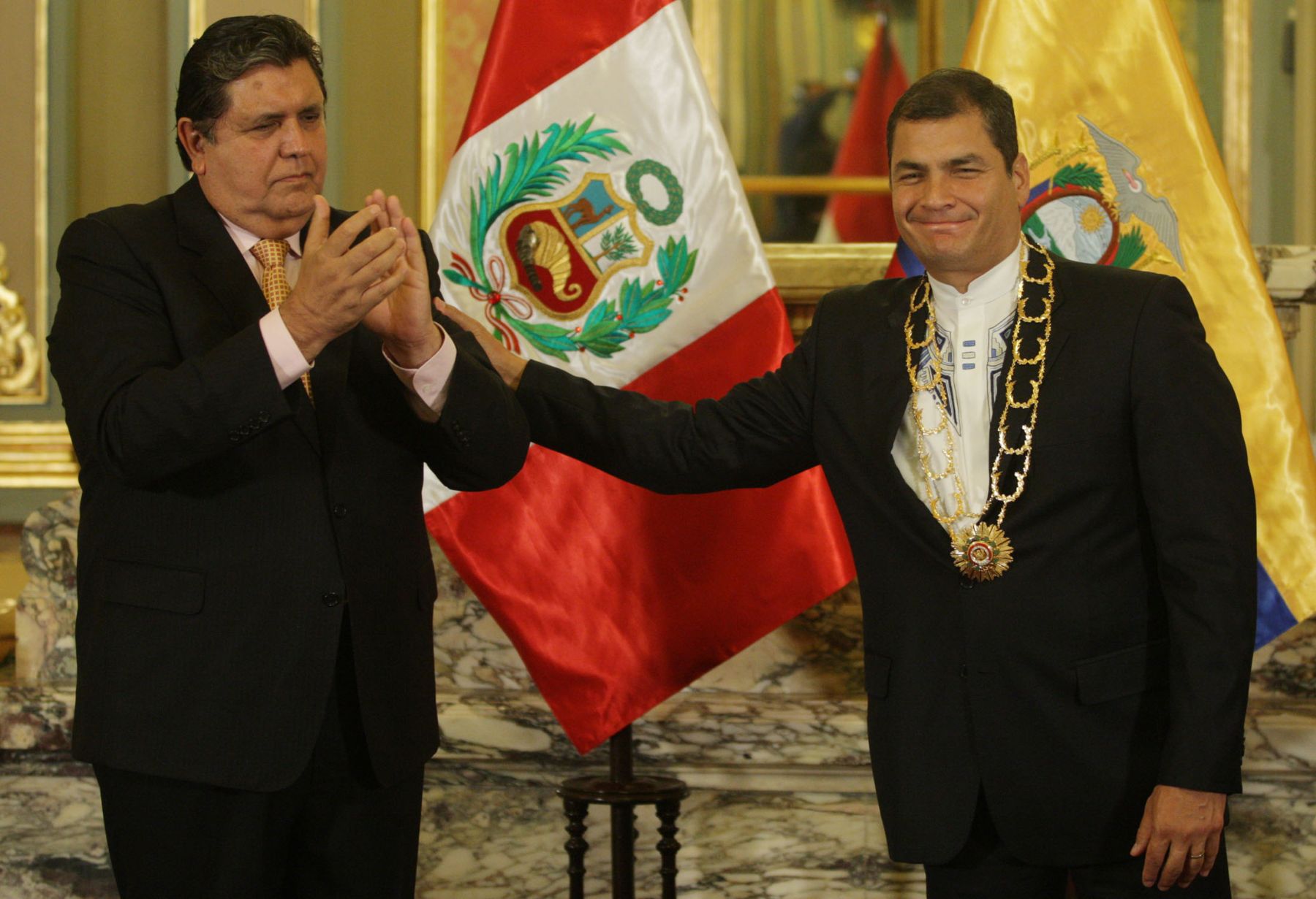 Presidente Alan García condecora a su homólogo ecuatoriano, Rafael Correa, con el Gran Collar de la Orden del Sol del Perú en el Salón Dorado de Palacio de Gobierno. Foto: ANDINA/ Jack Ramón