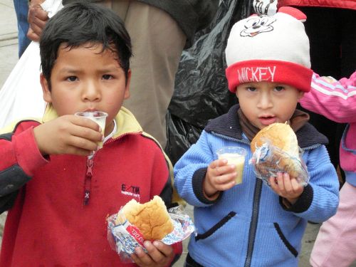 Niños consumiendo papapán. Foto: Andina/Pronaa.