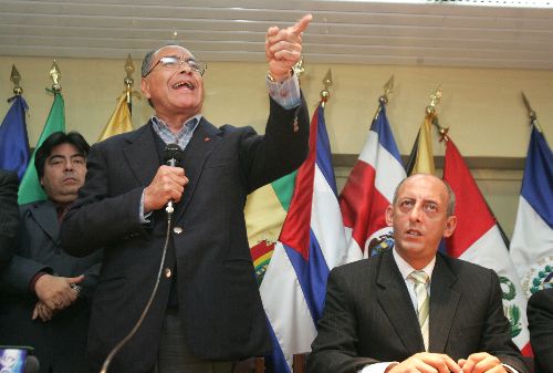 Carlos Roca toma la palabra luego de ser elegido candidato a la alcaldía de Lima por el Partido Aprista. Foto: ANDINA/Rubén Grández/Archivo.