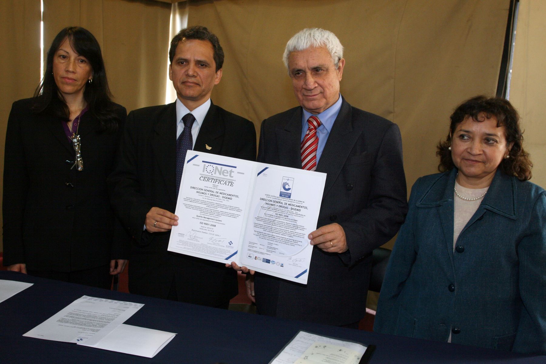 Director de Digemid, Víctor Dongo, muestra junto al viceministro de Salud, Melitón Arce Rodríguez, la certificación ISO 9001-2008, otorgada a Digemid.Foto:ANDINA/Rocío Farfán.