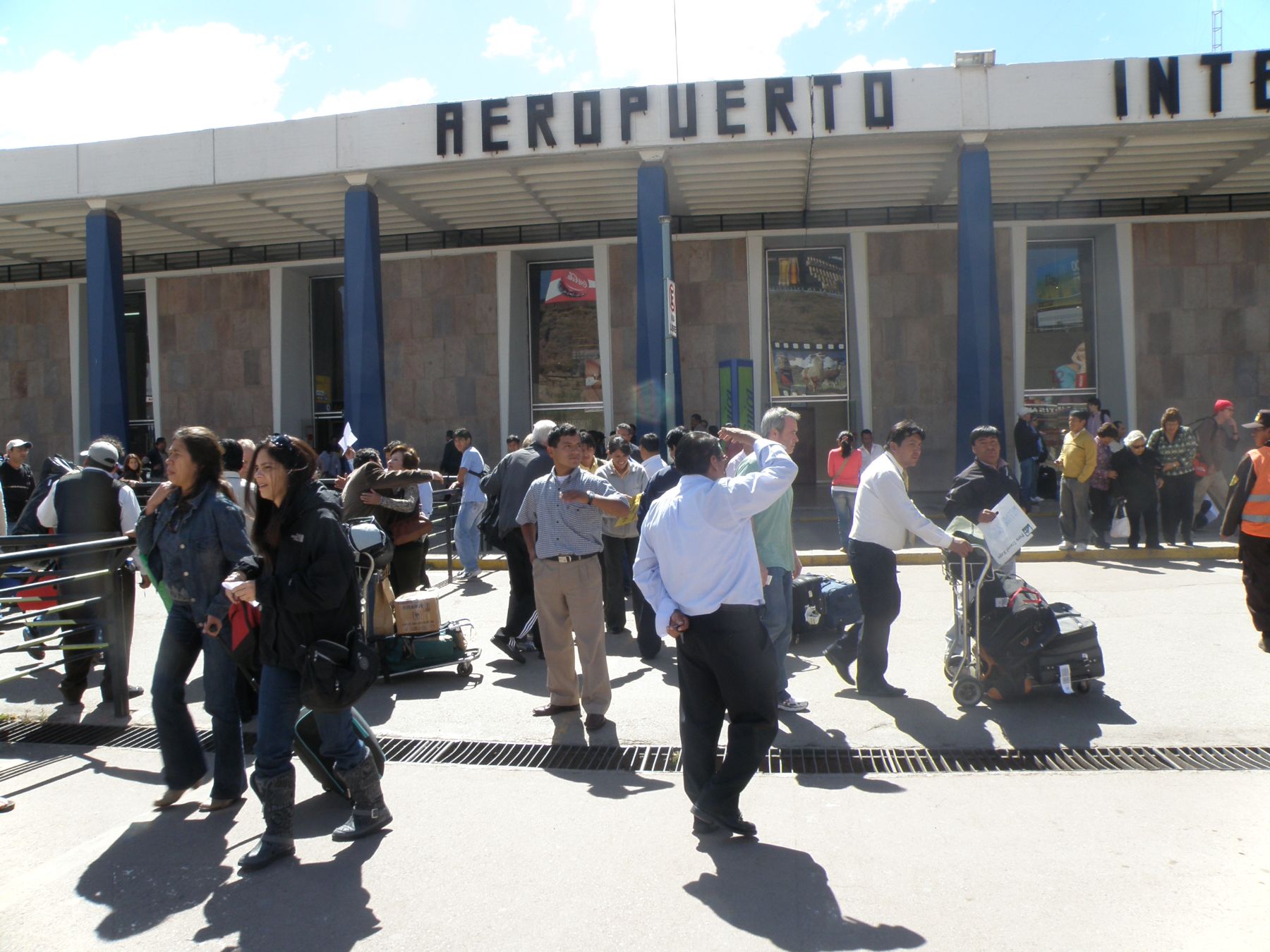 Implementan corredor turístico desde el aeropuerto Alejandro Velasco Astete hasta el cercado de la ciudad de Cusco para garantizar el paso de los visitantes durante el paro convocado en la zona. Foto: ANDINA / Percy Hurtado.