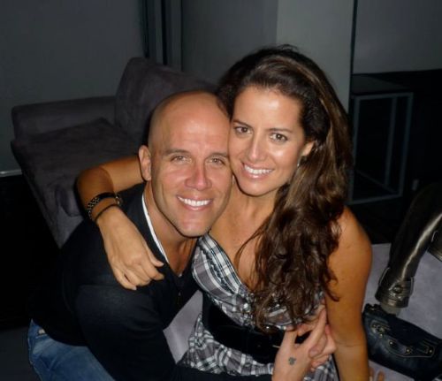 Gianmarco y su esposa, Claudia Moro, en foto que el cantante publicó en Facebook para agradecerle el haberlo convertido en un padre feliz. Foto: Facebook.