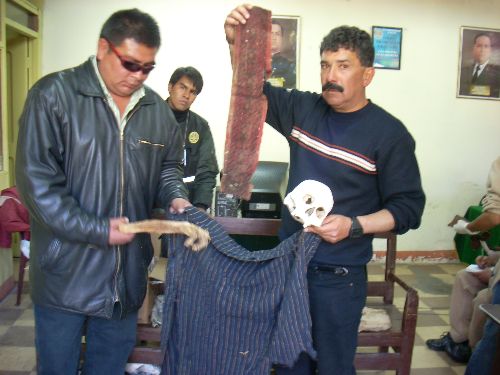 Policía recuperó 30 cráneos, restos óseos, seis mantos, 16 hondas, 12 fajas, dos penachos con plumas naranjas en perfecto estado de conservación, que serían de la cultura Nasca. Foto: ANDINA / Atilio Alejo.