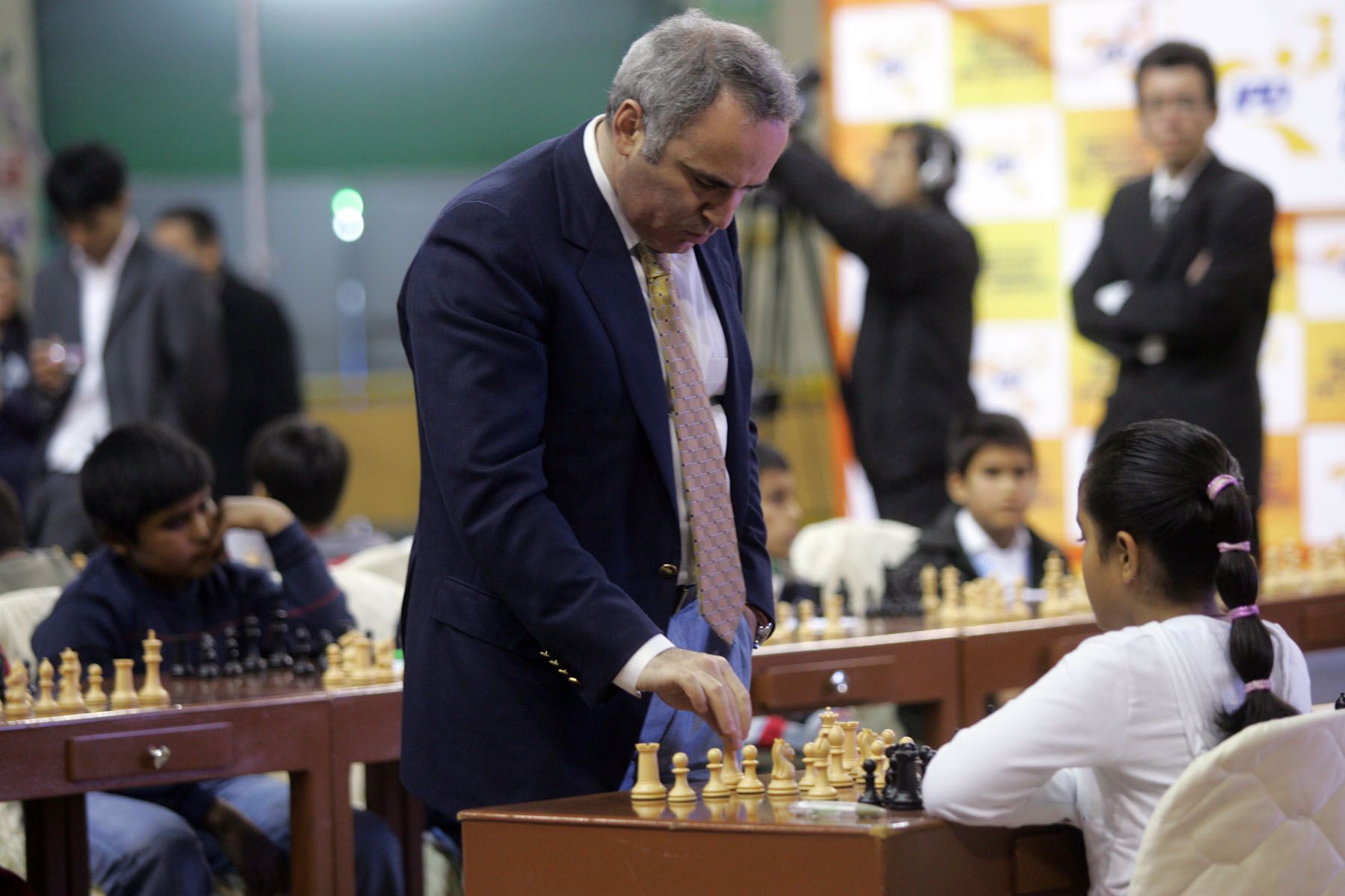 Gary Kasparov en partido de exhibición en el Coliseo Eduardo Dibos.. Foto: ANDINA/Rubén Grández
