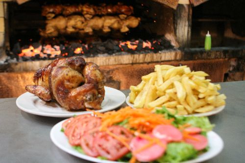 Oficializan el tercer domingo de julio como el Día del Pollo a la Brasa