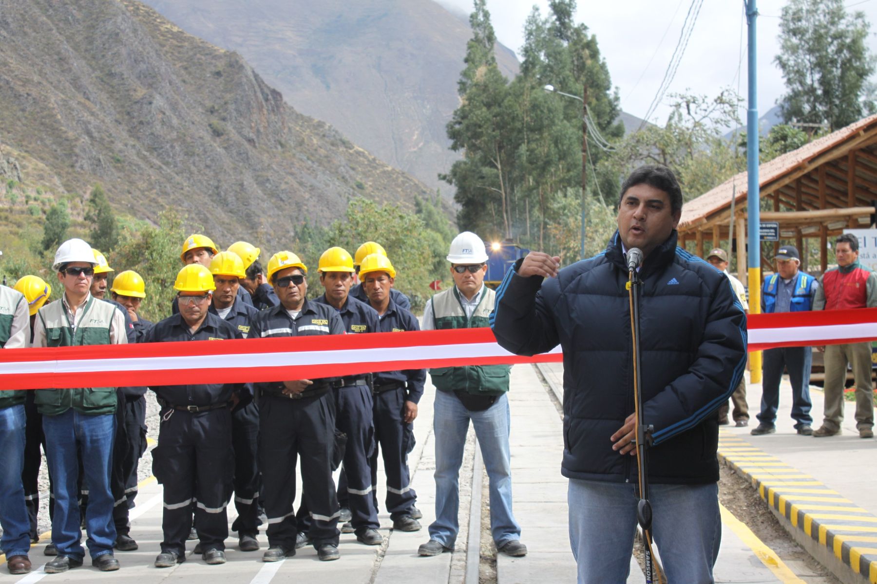 El viceministro de Transportes, Hjalmar Marangunich, participó en la ceremonia de reapertura de la vía férrea Cusco - Machu Picchu. Foto: MTC.