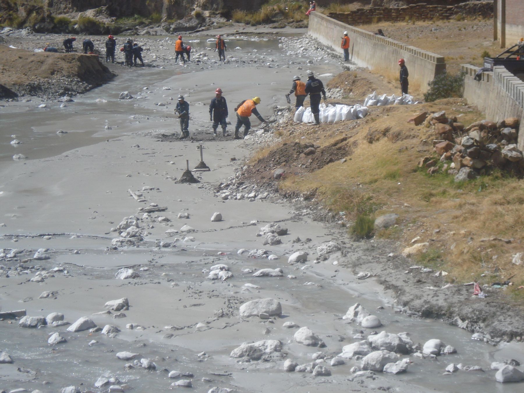 Obreros de Minera Caudalosa trabajan en la limpieza tras colapso de dique con relave. Foto: gobierno regional de Huancavelica.