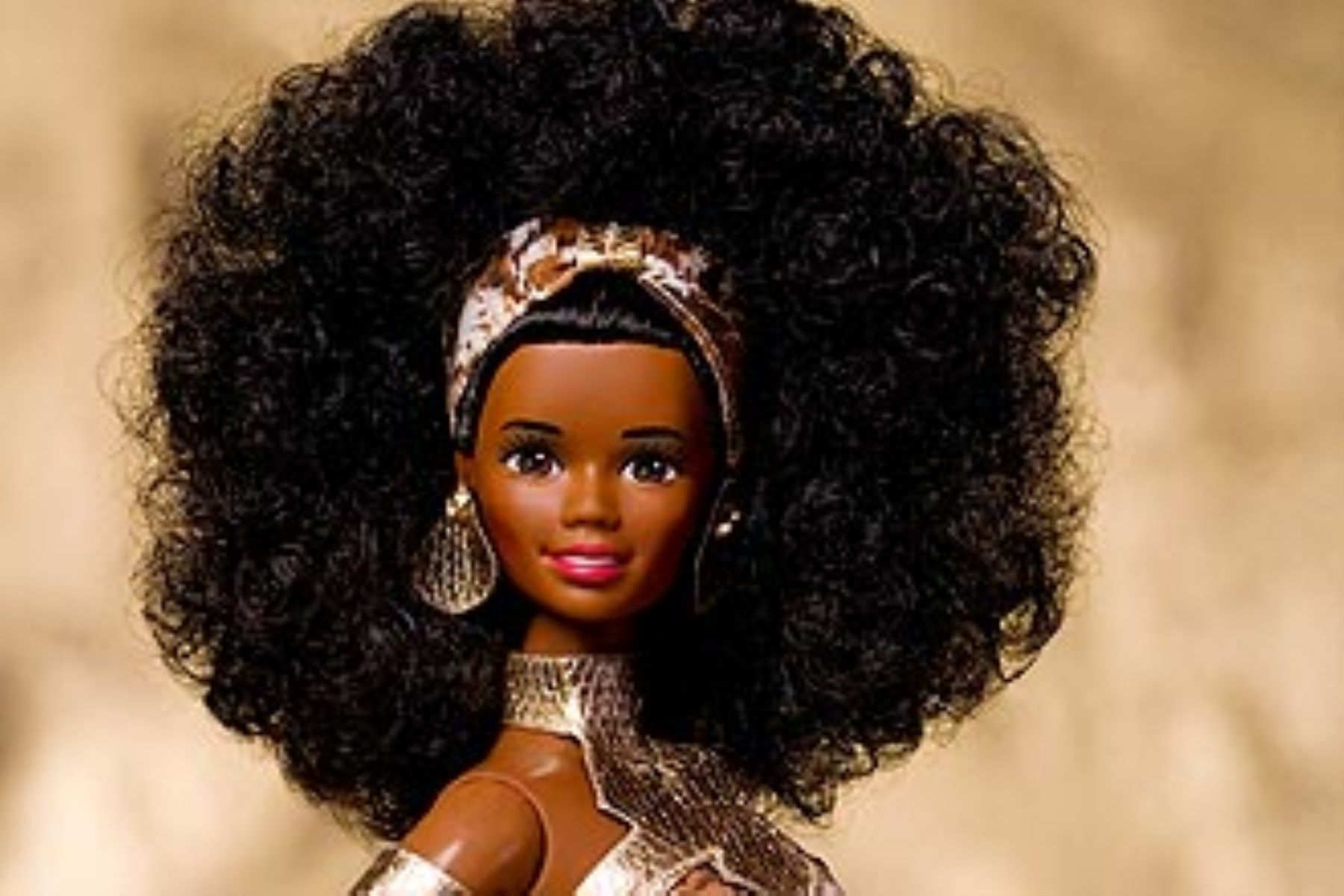 Barbie negra inspirada en la chica Bond Halle Berry forma parte de exhibición de barbies negras en Brasil.