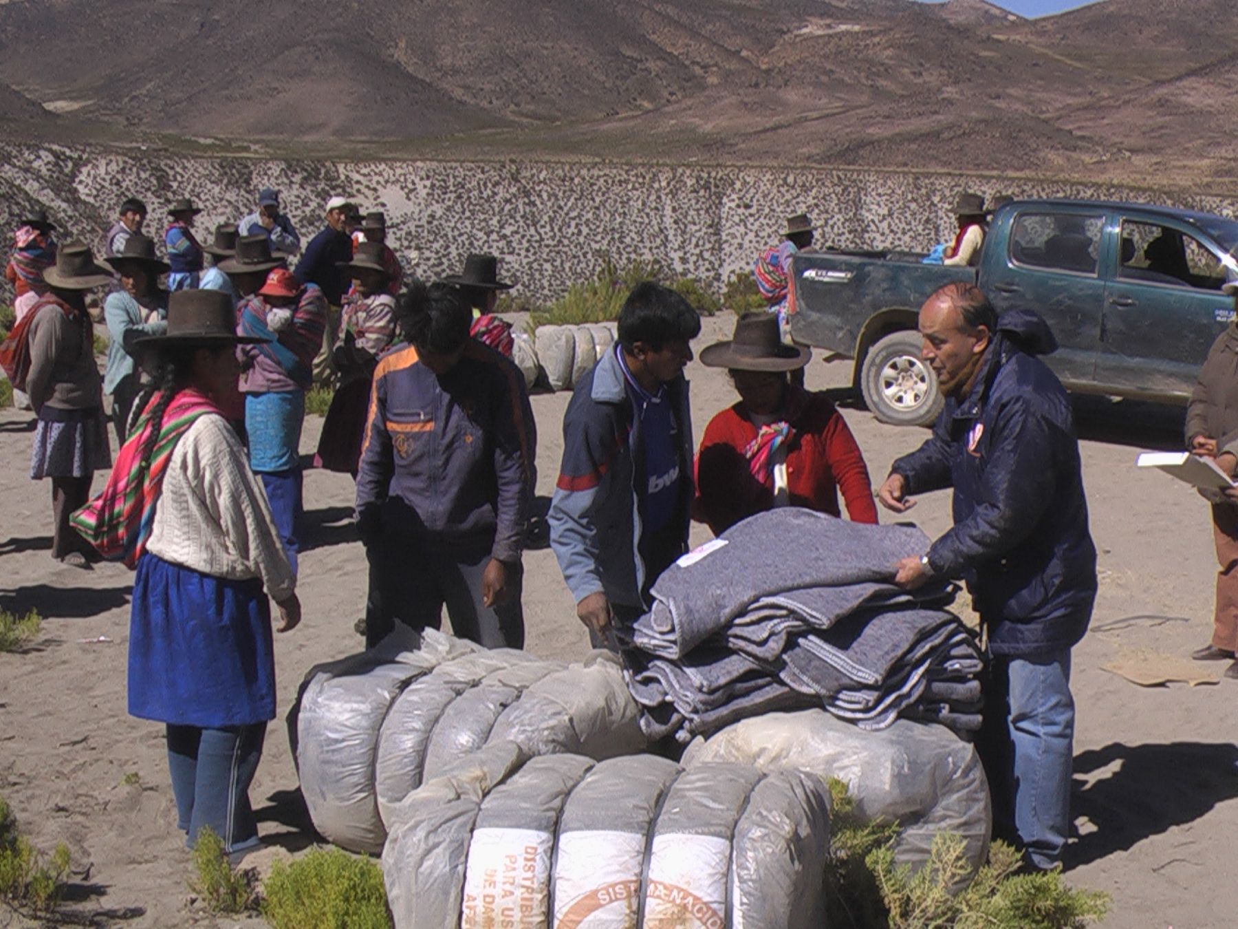 El Comité Regional de Defensa Civil y el gobierno regional de Tacna distribuyeron casi un millar de frazadas a los pobladores de las comunidades de las provincias de Jorge Basadre y Candarave. Foto: Gobierno Regional de Tacna.