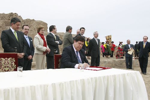 El presidente Alan García Pérez promulga la ley que crea el Ministerio de Cultura. Foto: Sepres.